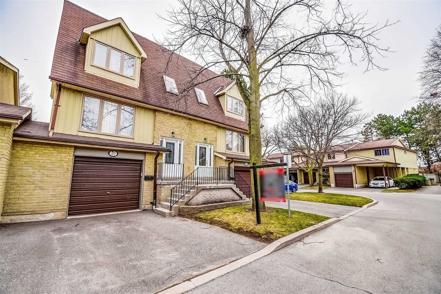 2655 Gananoque Drive. 2655 Gananoque Drive Townhomes is located in  Mississauga, Toronto - image #1 of 2