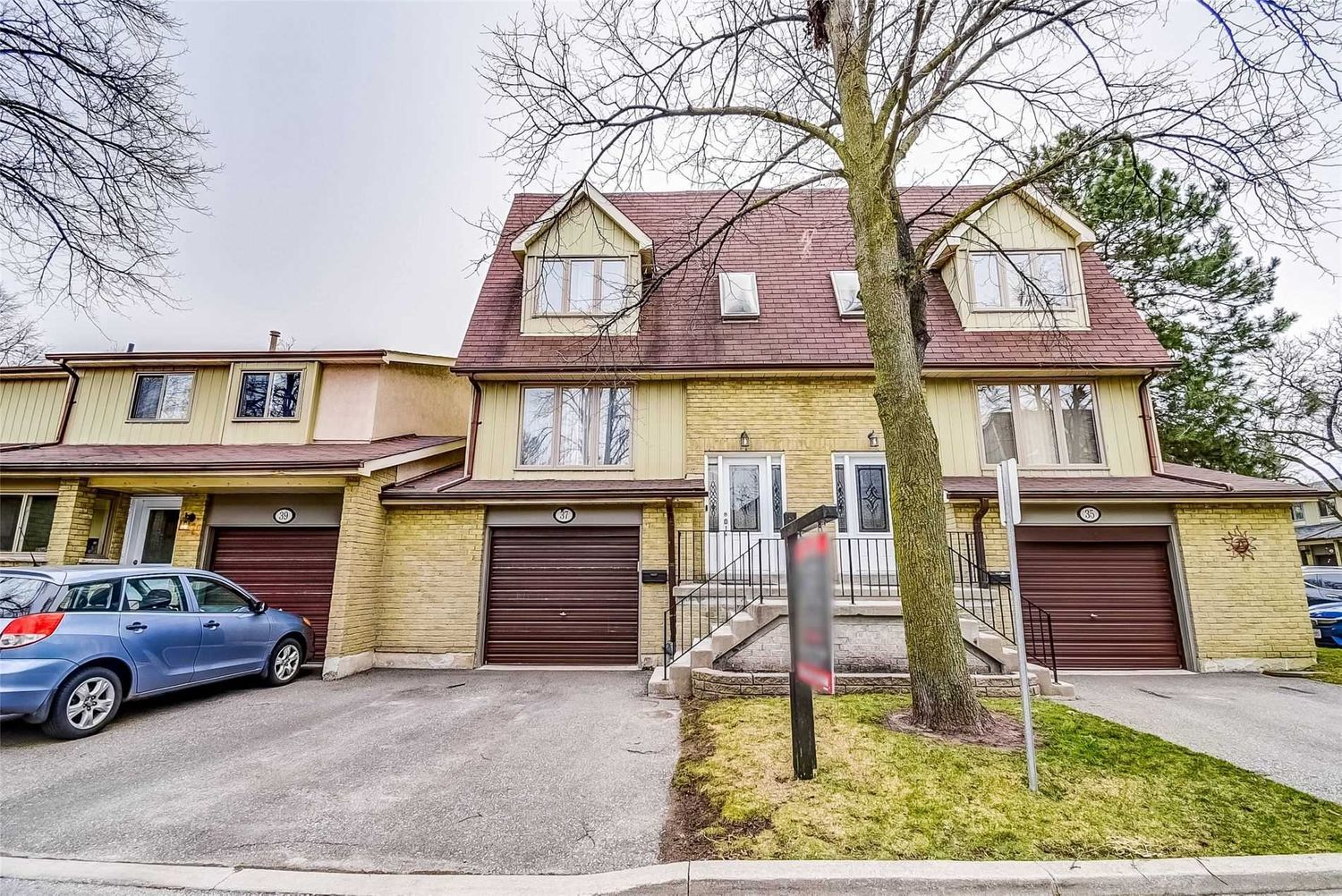 2655 Gananoque Drive. 2655 Gananoque Drive Townhomes is located in  Mississauga, Toronto - image #2 of 2