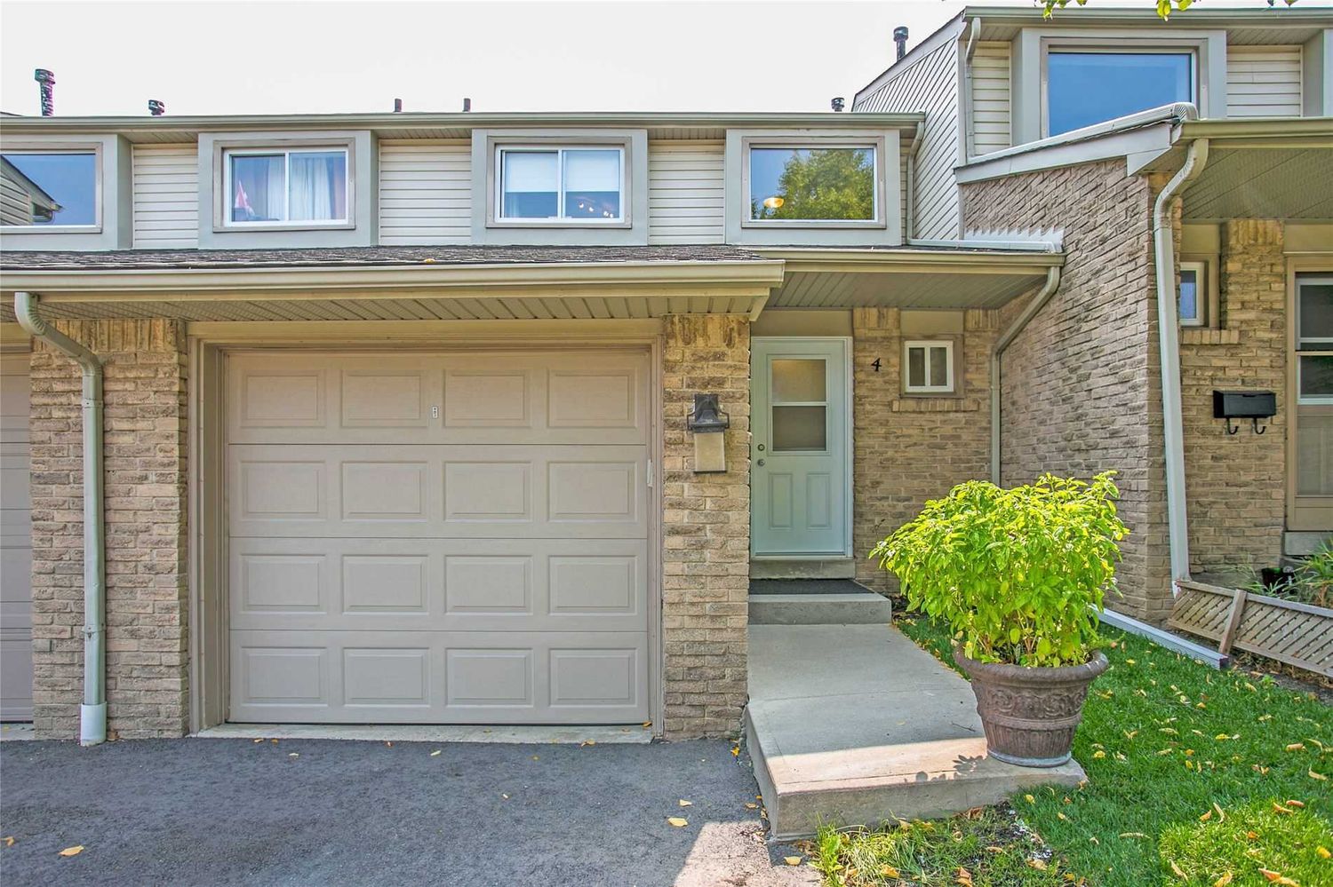2670 Battleford Road. 2670 & 2700 Battleford Road Townhomes is located in  Mississauga, Toronto - image #2 of 2