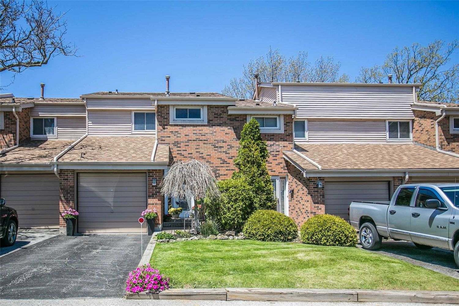 2755 Windwood Drive. 2755 Windwood Drive Townhomes is located in  Mississauga, Toronto - image #1 of 2