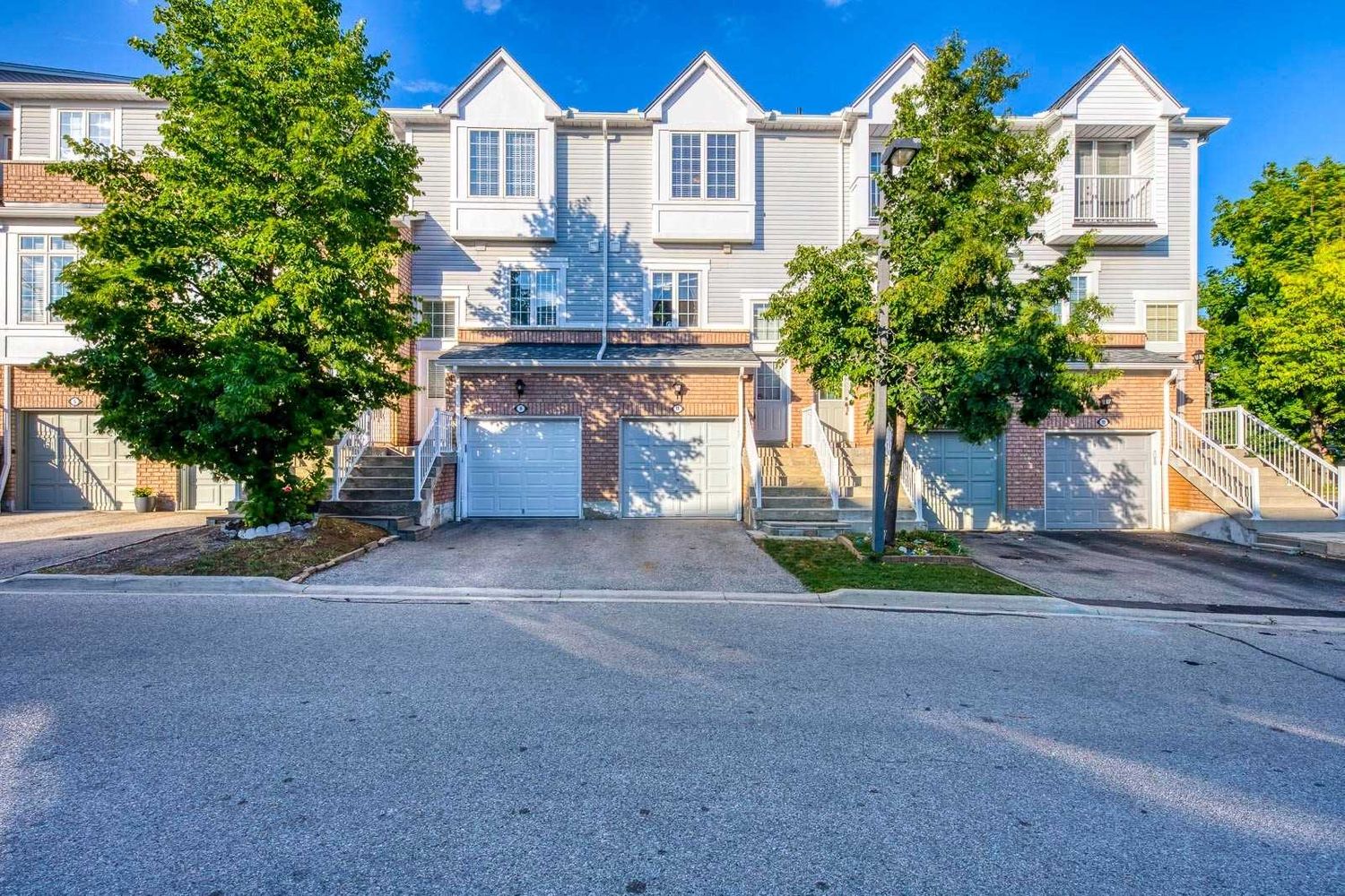 280 Hillcrest Avenue. 280 Hillcrest Avenue Townhomes is located in  Mississauga, Toronto - image #1 of 2