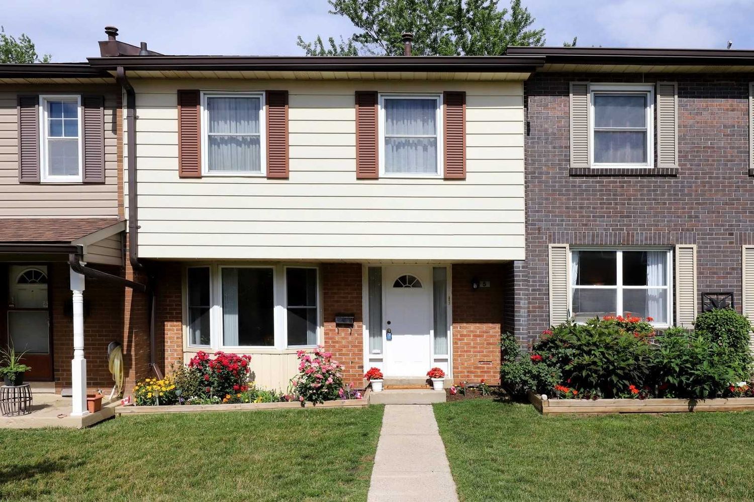 2825 Gananoque Drive. 2825 Gananoque Drive Townhomes is located in  Mississauga, Toronto - image #1 of 2