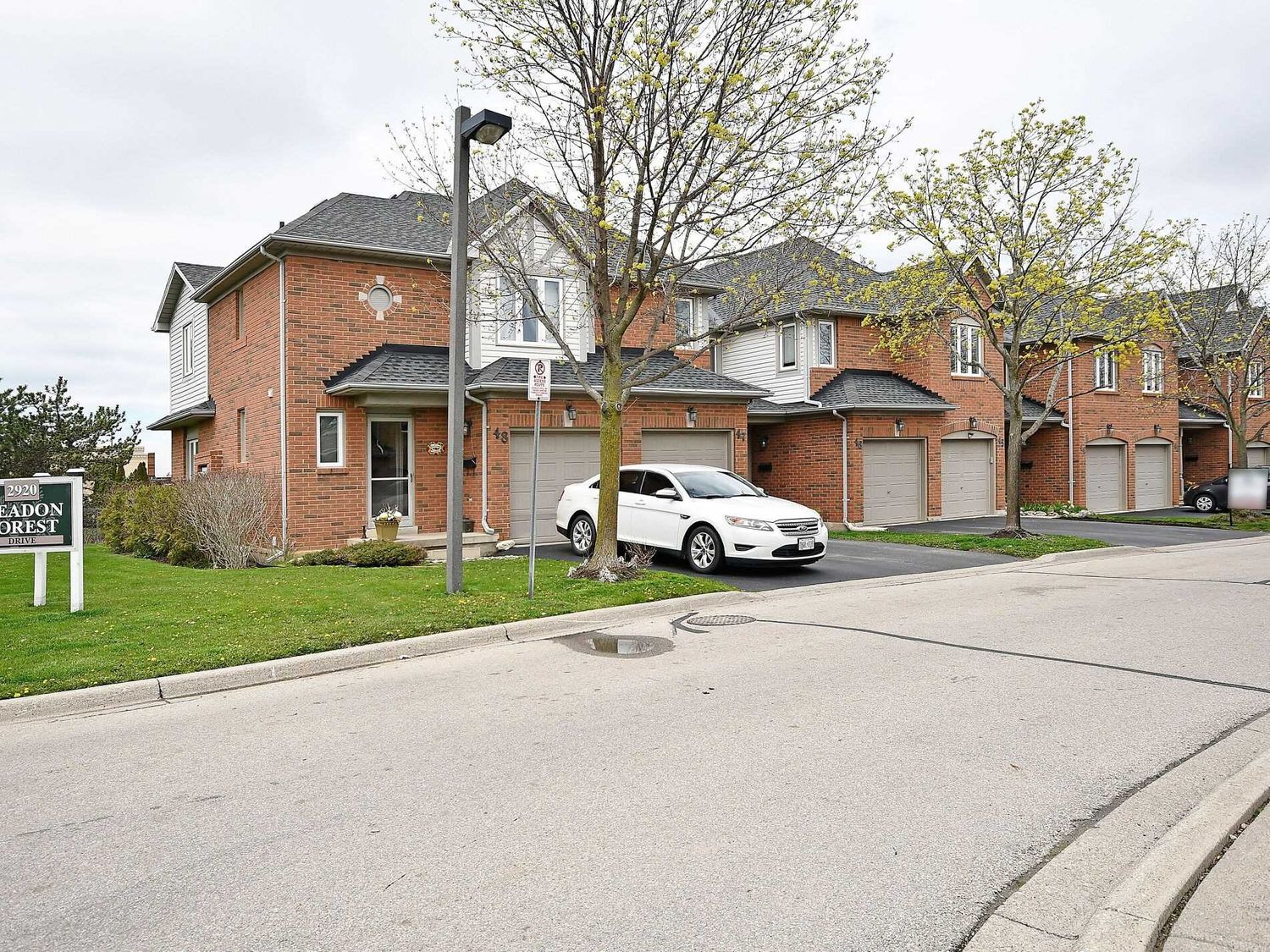 2920 Headon Forest Drive. 2920 Headon Forest Drive Townhomes is located in  Burlington, Toronto - image #1 of 2