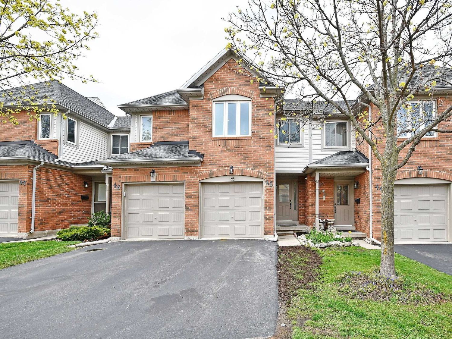 2920 Headon Forest Drive. 2920 Headon Forest Drive Townhomes is located in  Burlington, Toronto - image #2 of 2