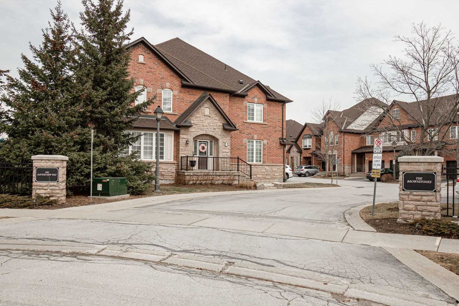300 Ravineview Way. 300 Ravineview Way Townhomes is located in  Oakville, Toronto - image #1 of 2