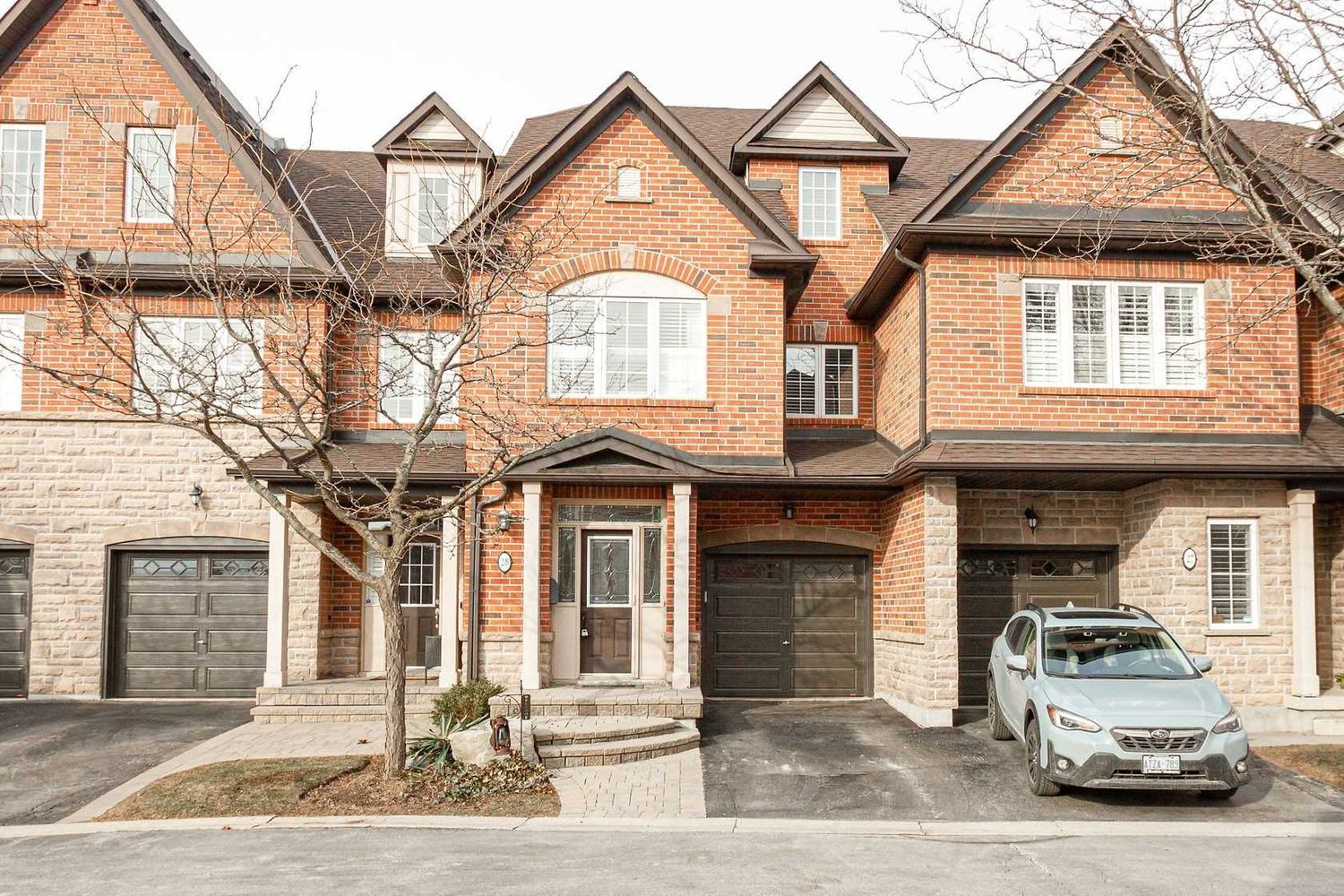 300 Ravineview Way. 300 Ravineview Way Townhomes is located in  Oakville, Toronto - image #2 of 2