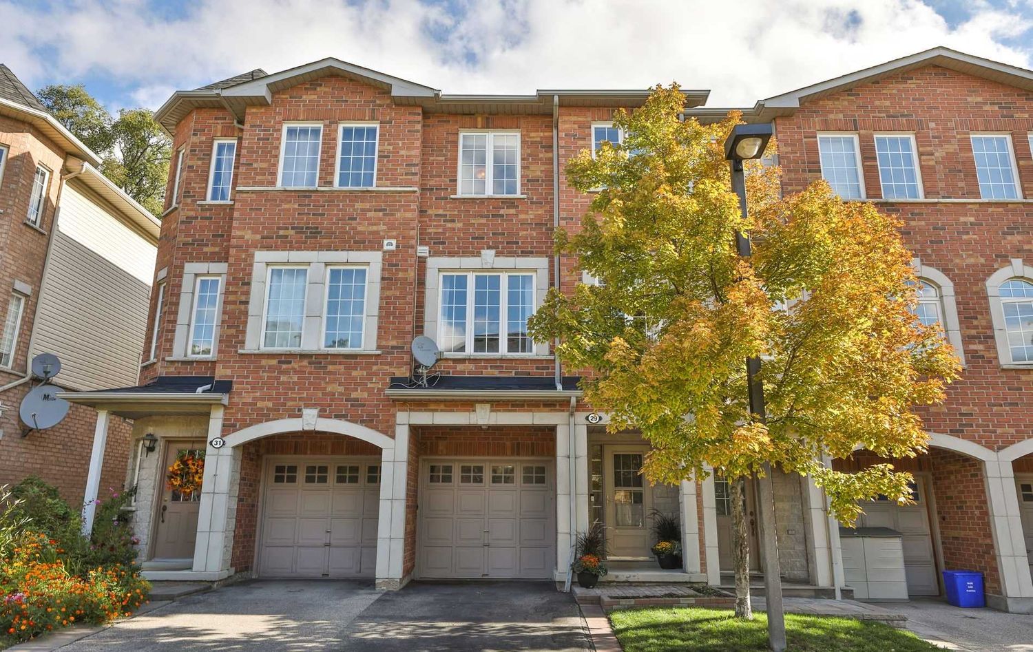 3059-3095 Treadwells Drive. 3071 Treadwells Drive Townhomes is located in  Mississauga, Toronto - image #1 of 2