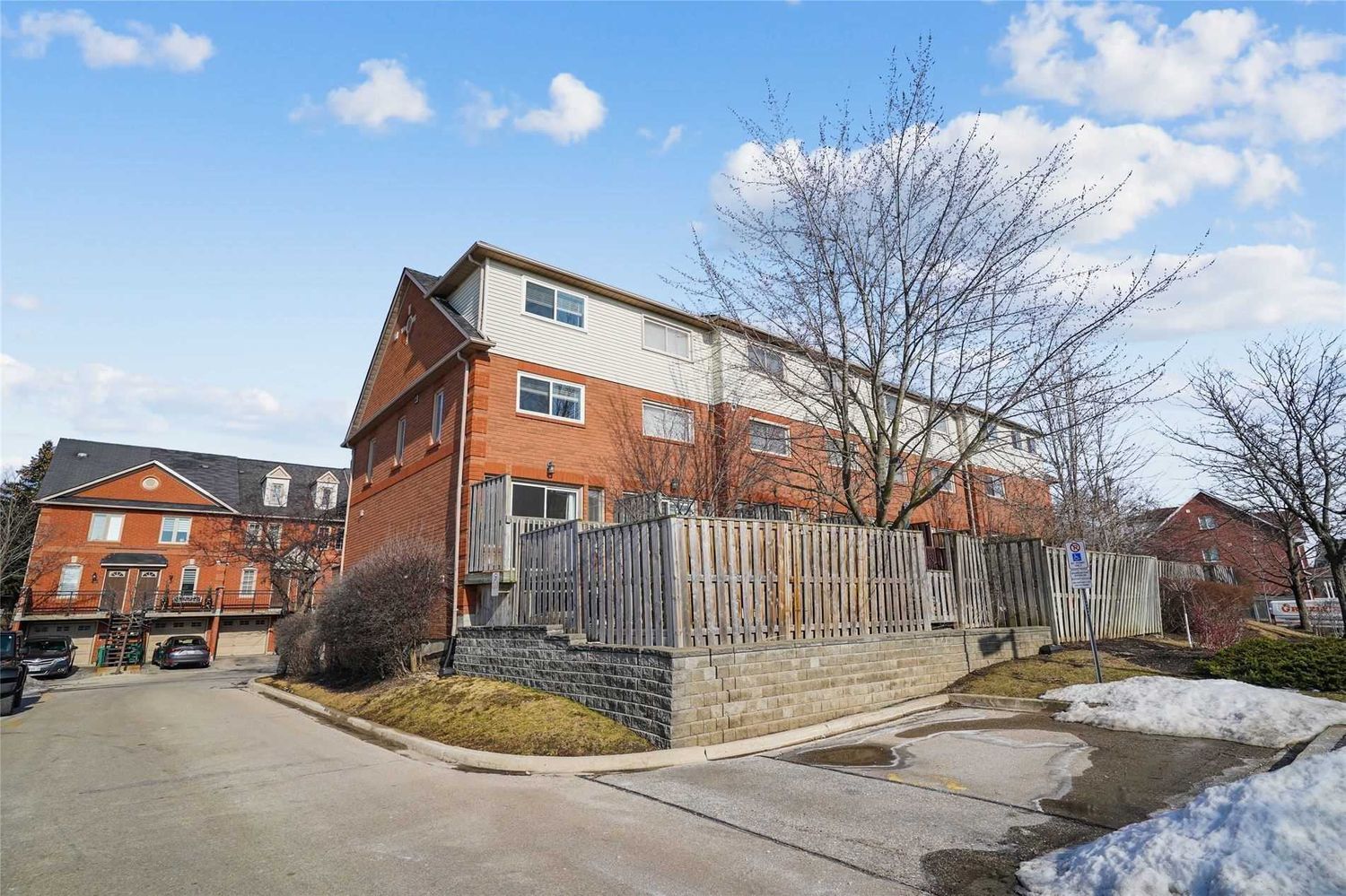 3895 Doug Leavens Boulevard. 3895 Doug Leavens Boulevard Townhomes is located in  Mississauga, Toronto - image #1 of 3