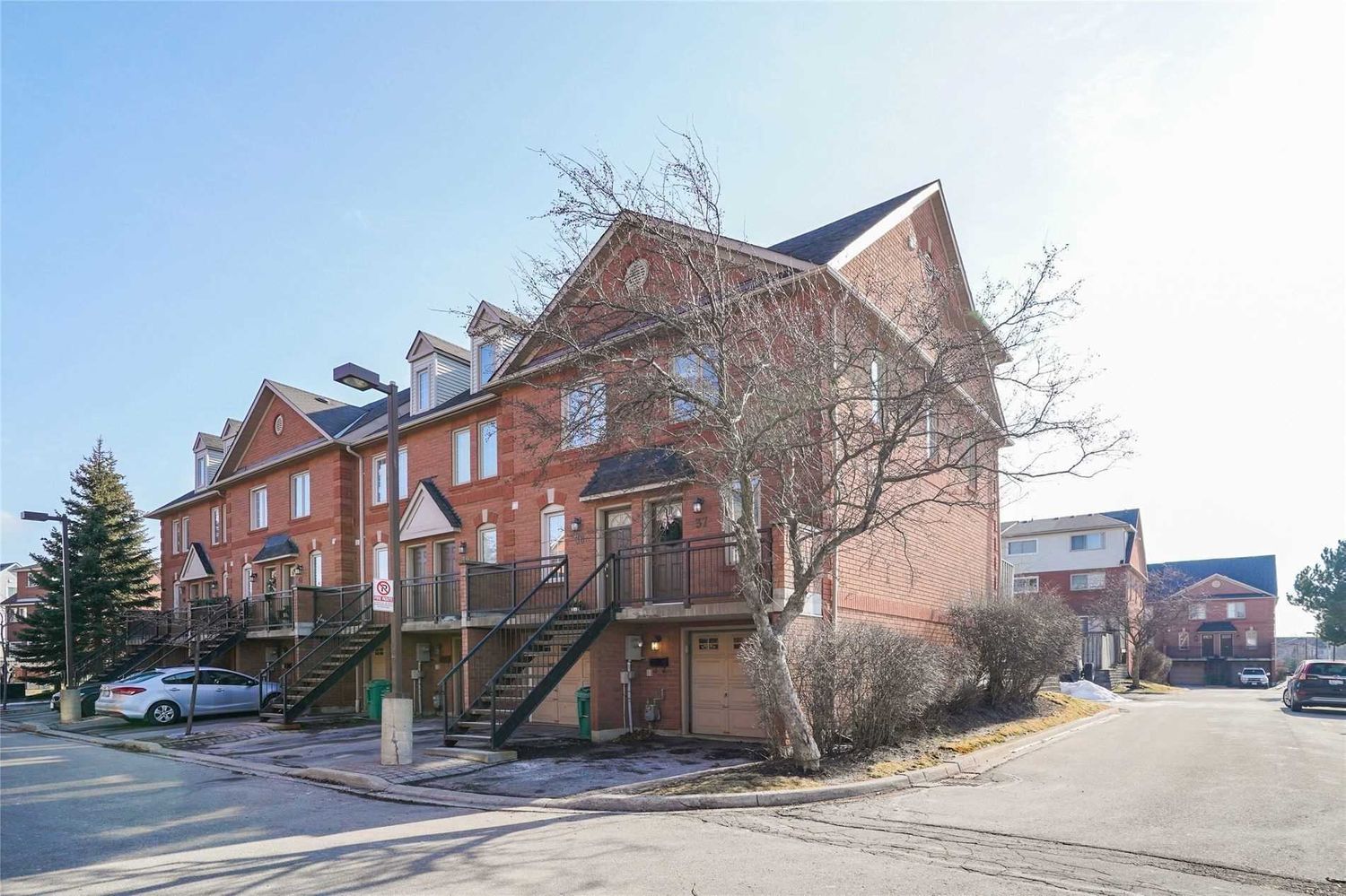 3895 Doug Leavens Boulevard. 3895 Doug Leavens Boulevard Townhomes is located in  Mississauga, Toronto - image #2 of 3