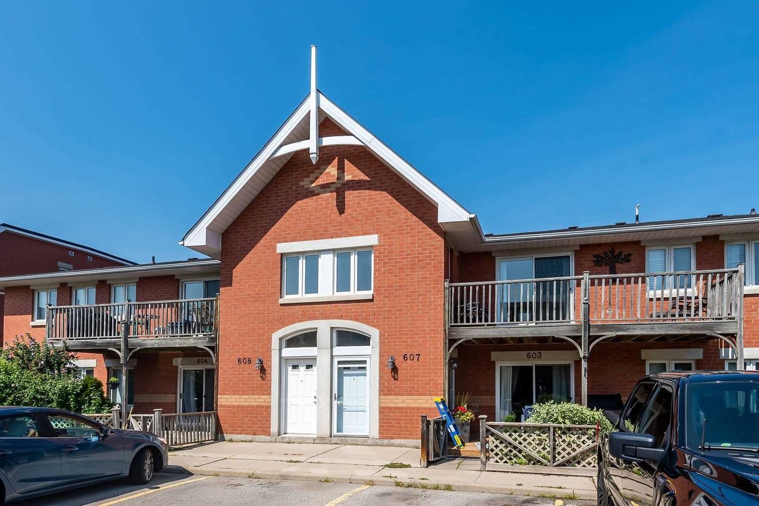 4140 Foxwood Drive. 4140 Foxwood Drive Townhomes is located in  Burlington, Toronto - image #1 of 2