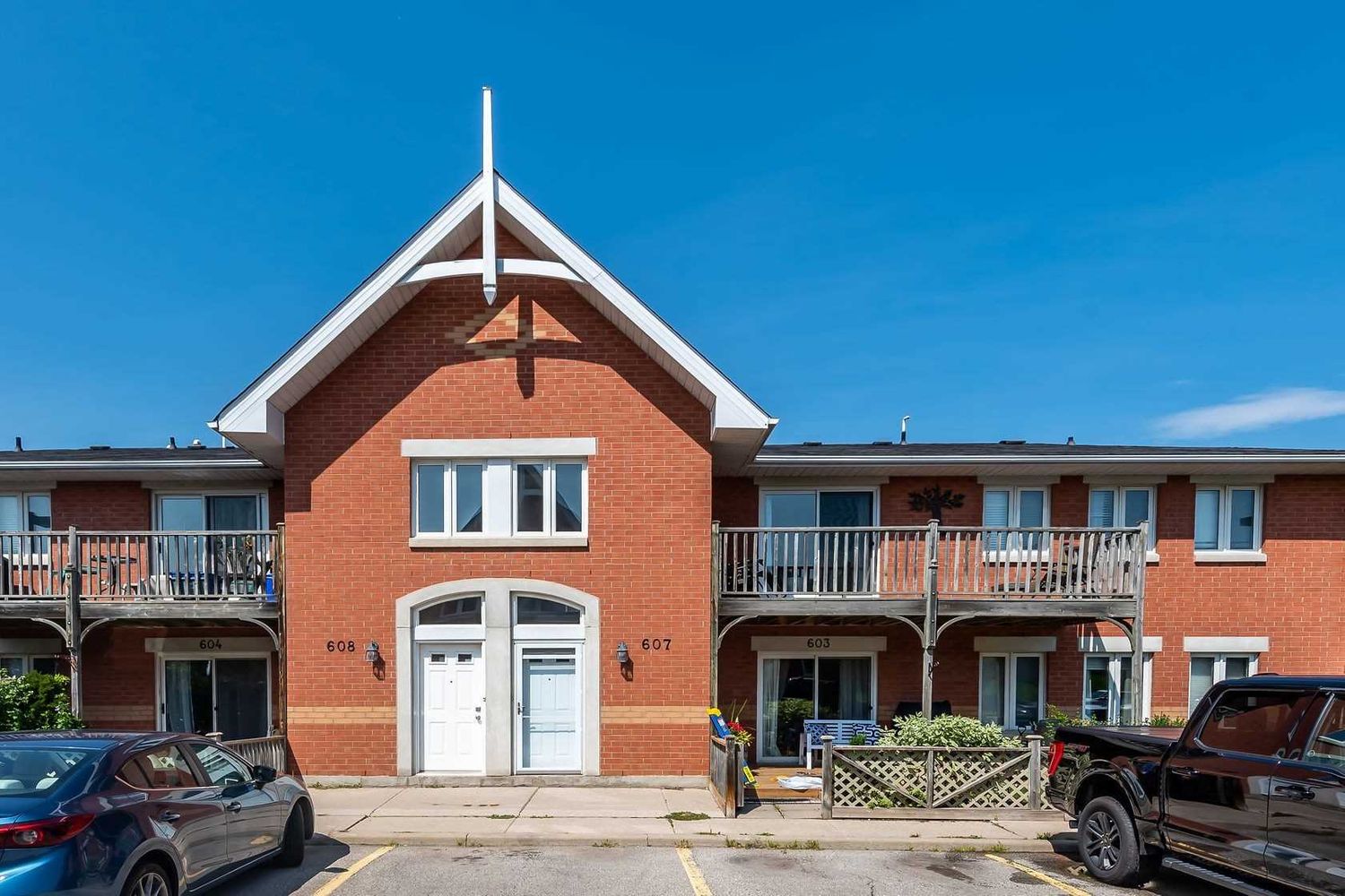 4140 Foxwood Drive. 4140 Foxwood Drive Townhomes is located in  Burlington, Toronto - image #2 of 2