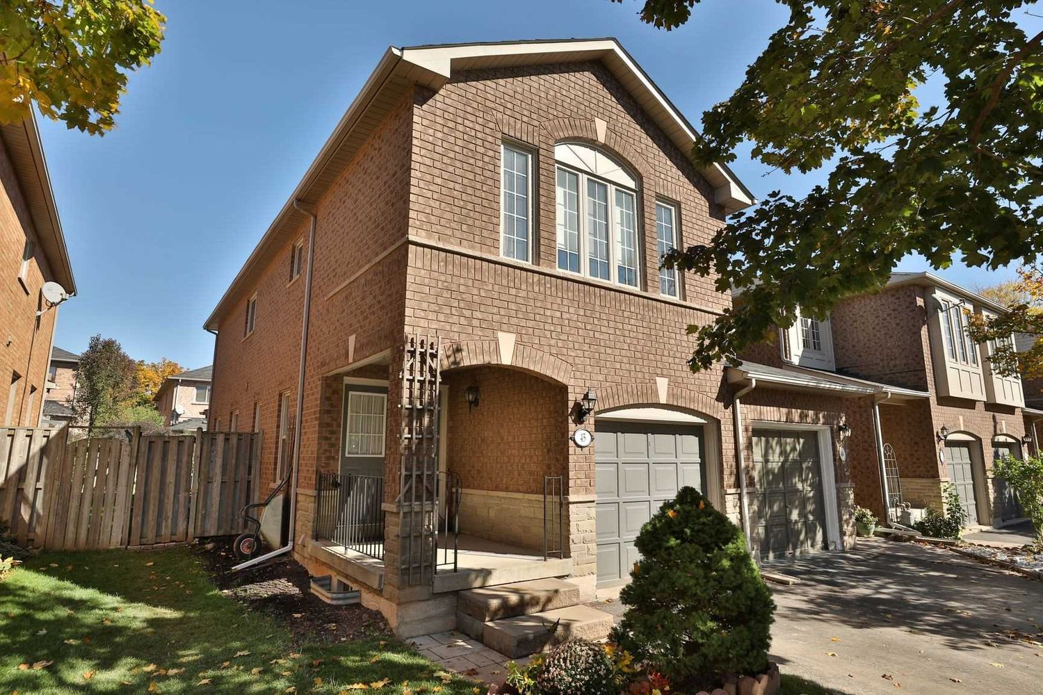 5555 Prince William Drive. 5555 Prince William Drive Townhomes is located in  Burlington, Toronto - image #2 of 2