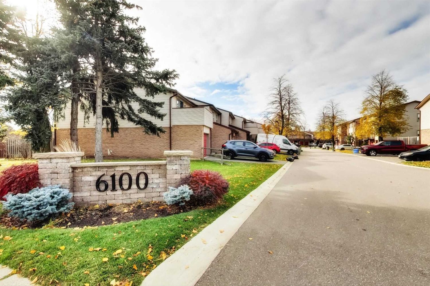 6100 Montevideo Road. 6100 Montevideo Road Townhomes is located in  Mississauga, Toronto - image #1 of 2