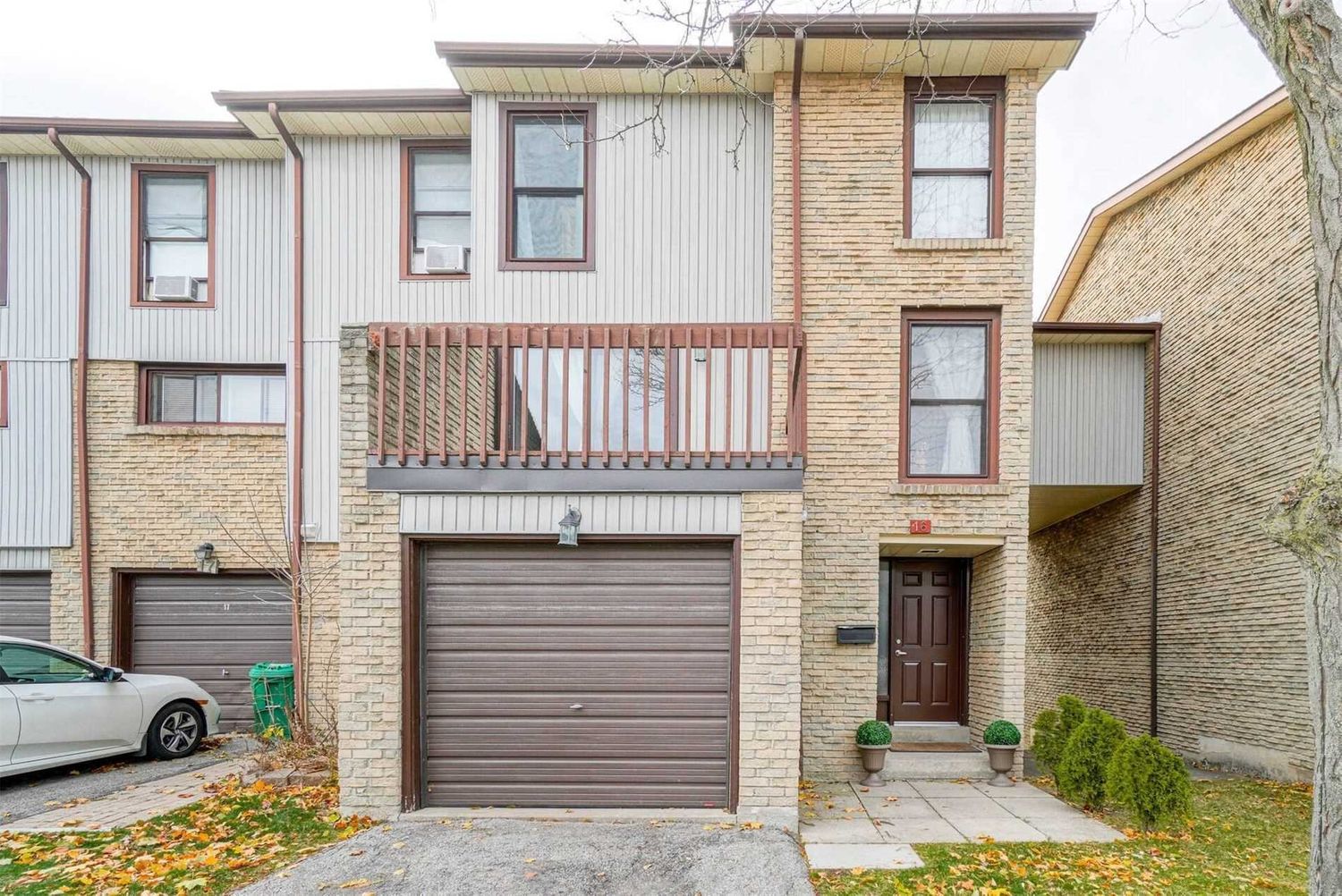 6860 Glen Erin Drive. 6860 Glen Erin Drive Townhomes is located in  Mississauga, Toronto - image #1 of 2