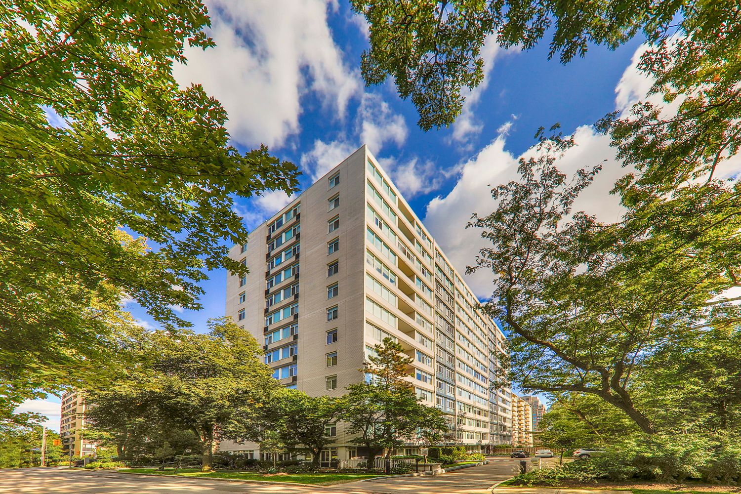 500 Avenue Road. Kenair Apartments is located in  Midtown, Toronto - image #2 of 5