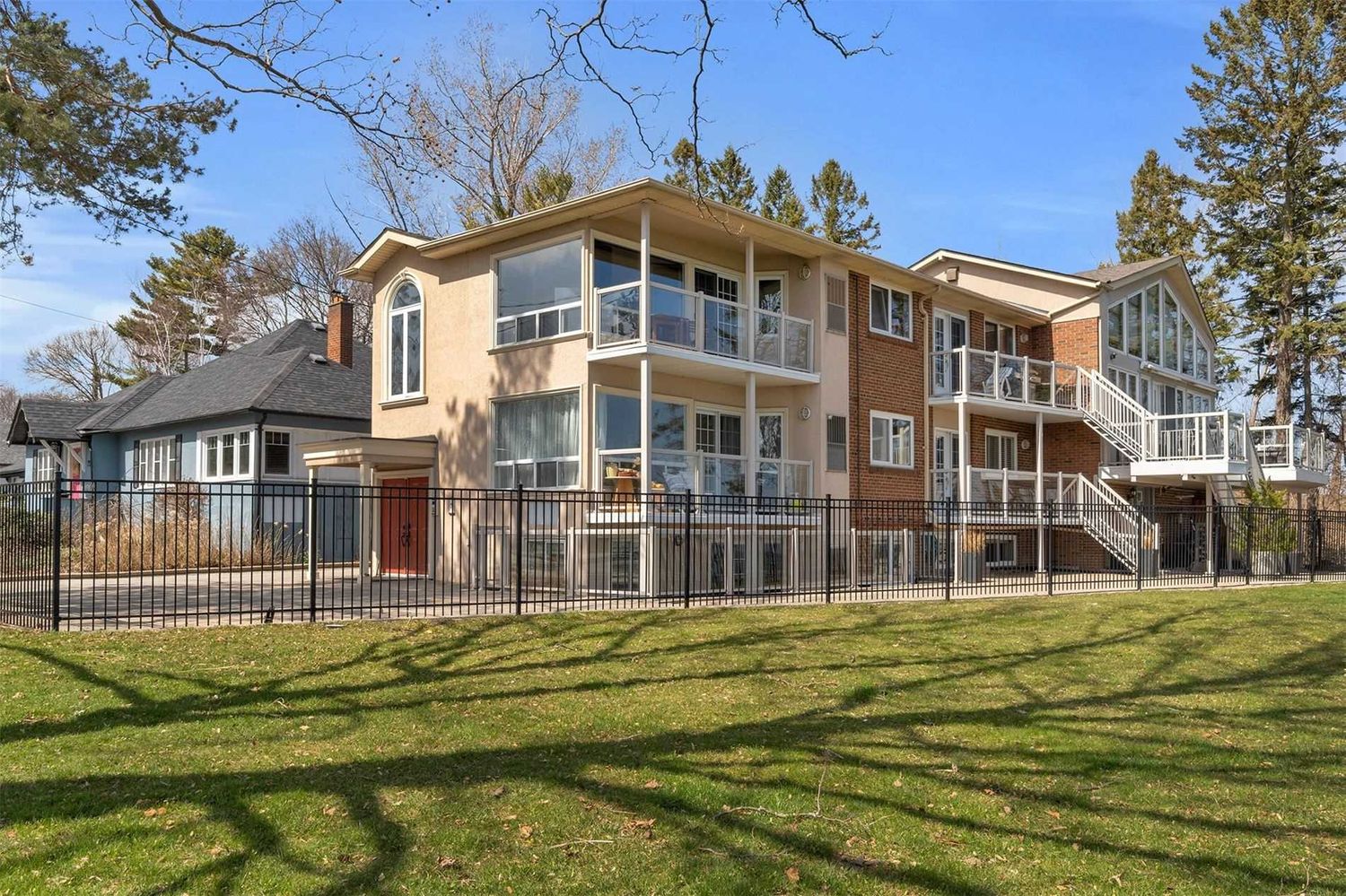 75 Maple Avenue S. 75 Maple Avenue South Condos is located in  Mississauga, Toronto - image #1 of 2