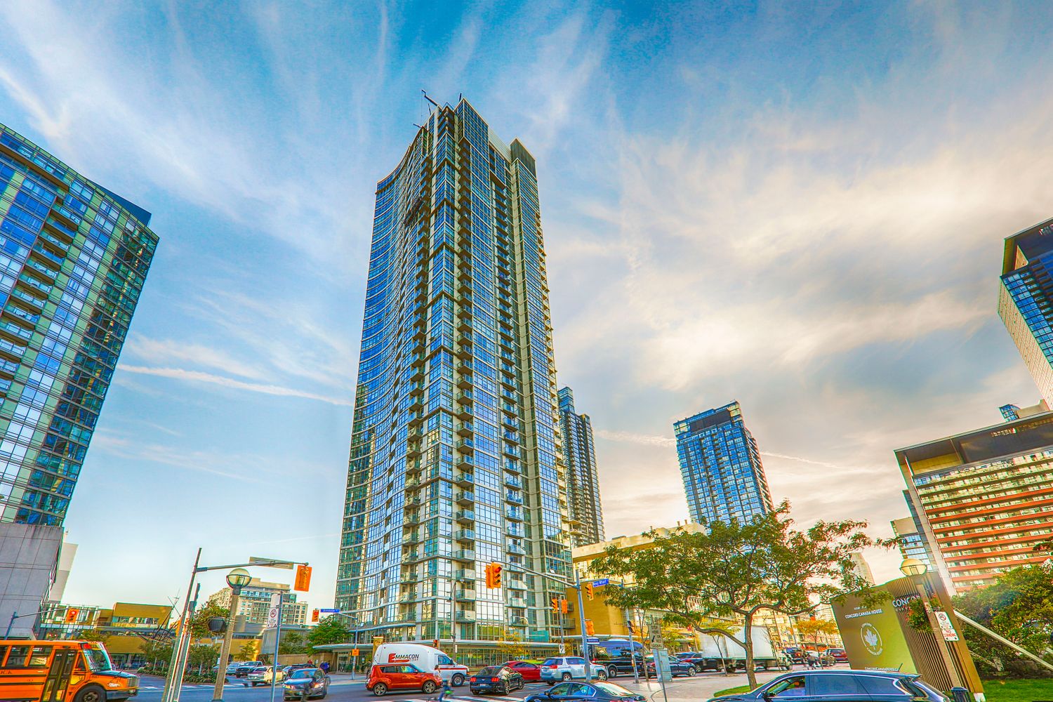 9 Spadina Avenue. Harbour View Estates I Condos is located in  Downtown, Toronto - image #1 of 4