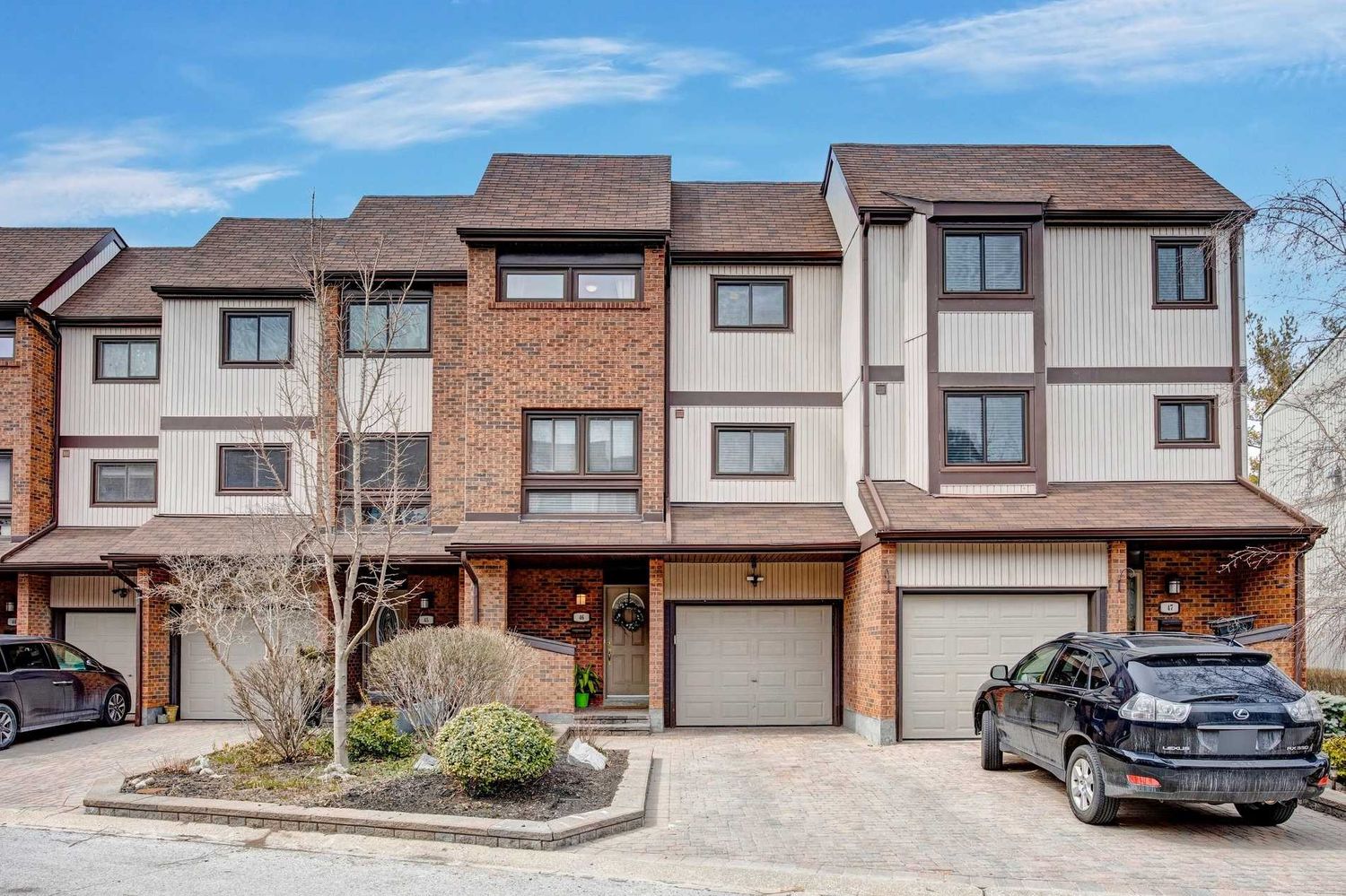 1010-1200 Walden Circ. Walden Circle Townhomes is located in  Mississauga, Toronto - image #1 of 2