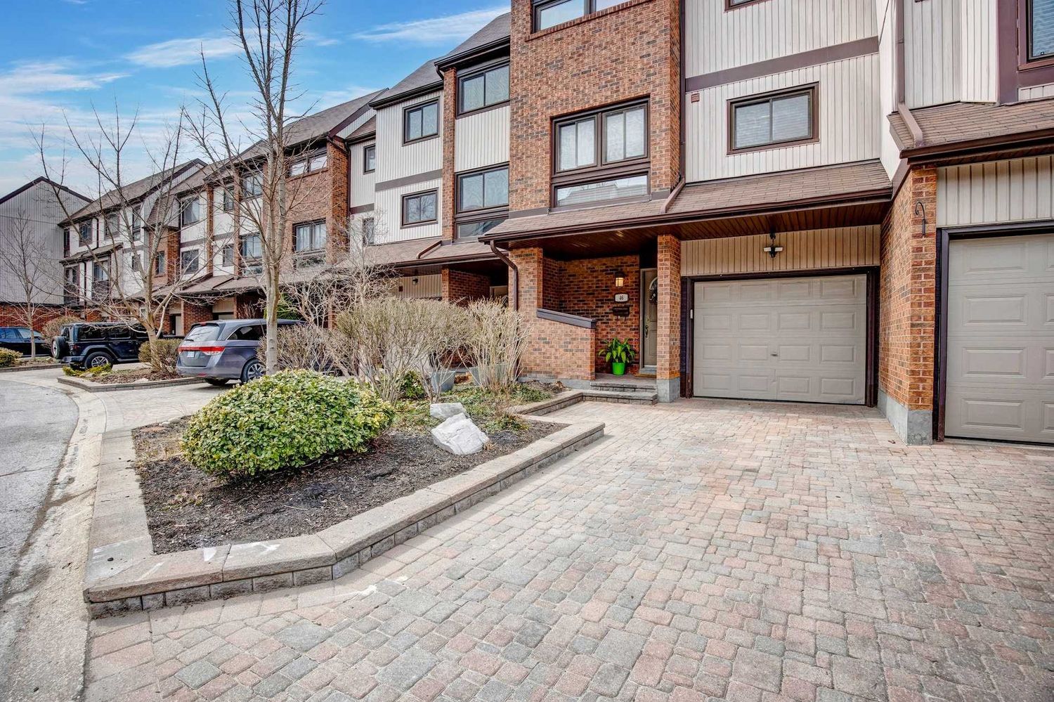 1010-1200 Walden Circ. Walden Circle Townhomes is located in  Mississauga, Toronto - image #2 of 2