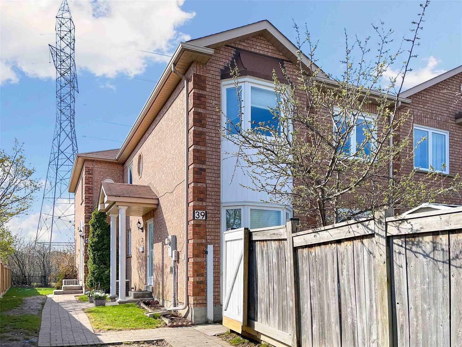 103-125 Millstone Drive. 103-125 Millstone Drive Townhomes is located in  Brampton, Toronto - image #2 of 2