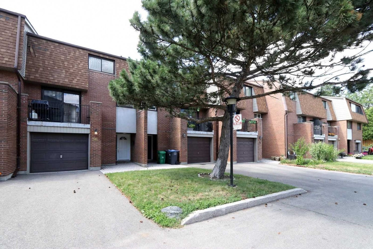 1051 Cedarglen Gate. 1051 Cedarglen Gate Townhomes is located in  Mississauga, Toronto - image #1 of 2