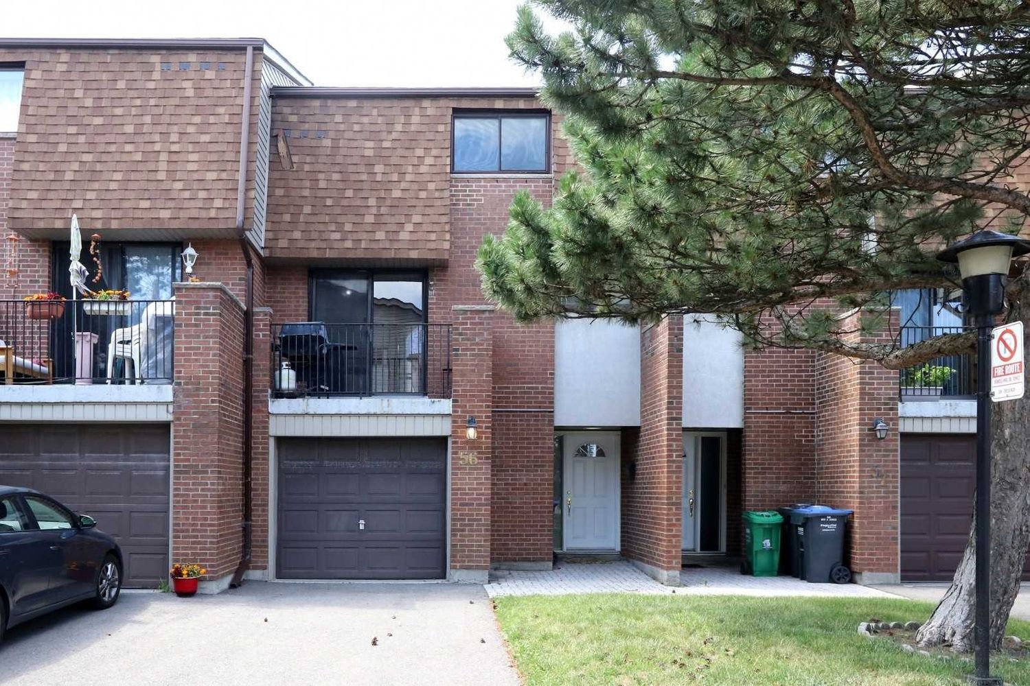 1051 Cedarglen Gate. 1051 Cedarglen Gate Townhomes is located in  Mississauga, Toronto - image #2 of 2