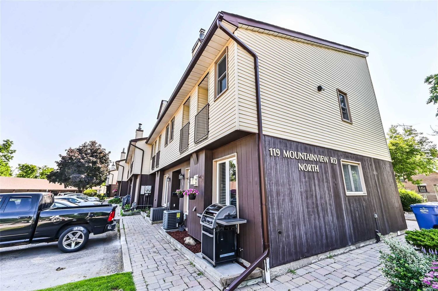 119 Mountainview Road N. 119 Mountainview Road North Townhomes is located in  Halton Hills, Toronto - image #1 of 2