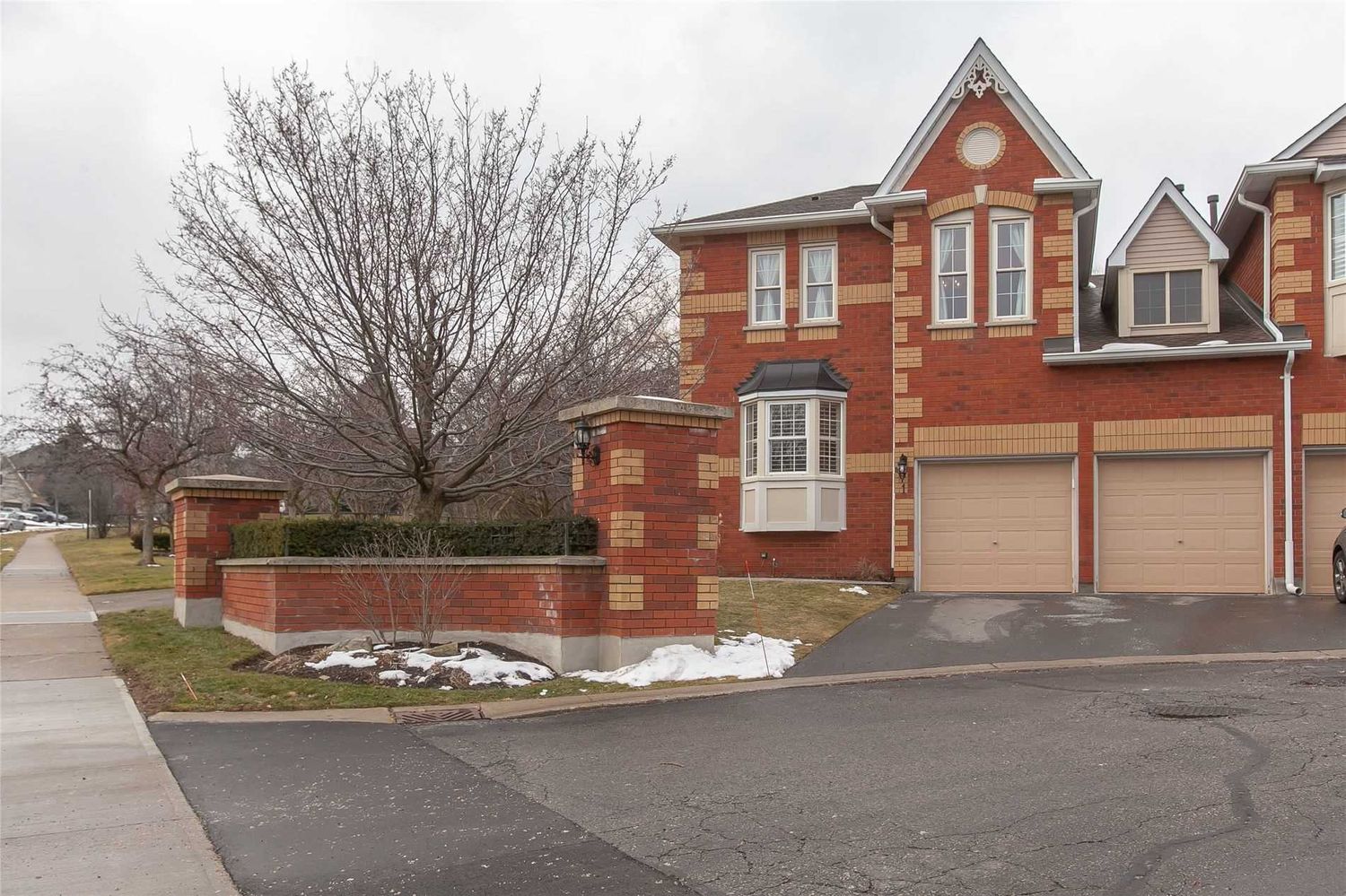 1415 Hazelton Boulevard. 1415 Hazelton Boulevard Townhomes is located in  Burlington, Toronto - image #1 of 2