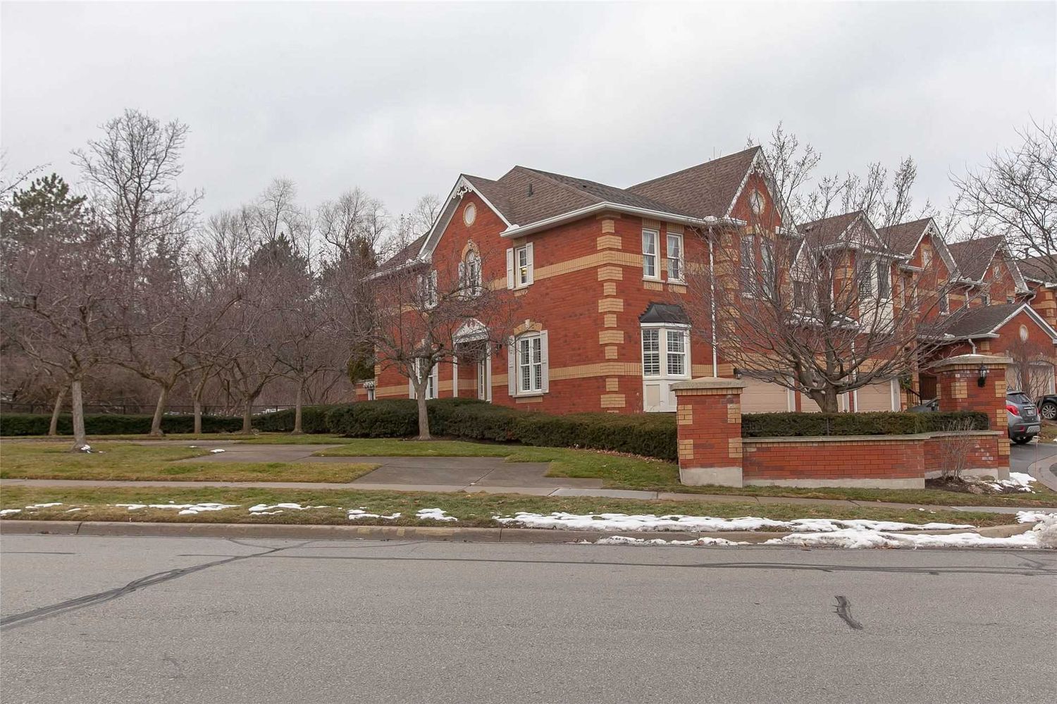 1415 Hazelton Boulevard. 1415 Hazelton Boulevard Townhomes is located in  Burlington, Toronto - image #2 of 2