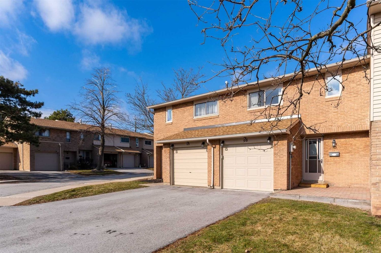 1514-1558 Lancaster Drive. 1516 Lancaster Drive Townhomes is located in  Oakville, Toronto