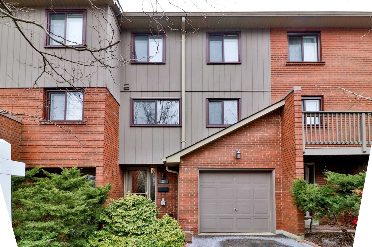 1855 Maple Ridge Drive. 1855 Maple Ridge Townhomes is located in  Mississauga, Toronto - image #1 of 2