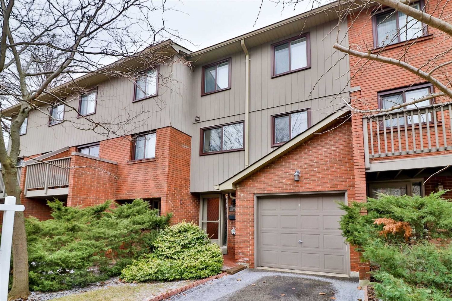 1855 Maple Ridge Drive. 1855 Maple Ridge Townhomes is located in  Mississauga, Toronto - image #2 of 2