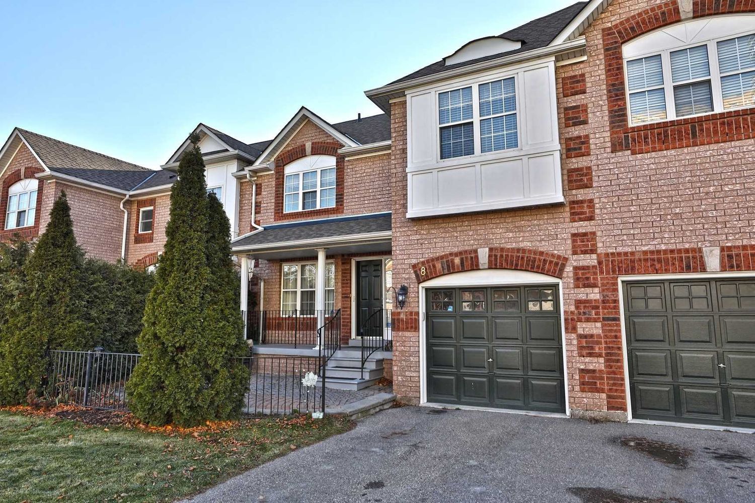199 Hillcrest Avenue. 199 Hillcrest Avenue Townhomes is located in  Mississauga, Toronto - image #1 of 2
