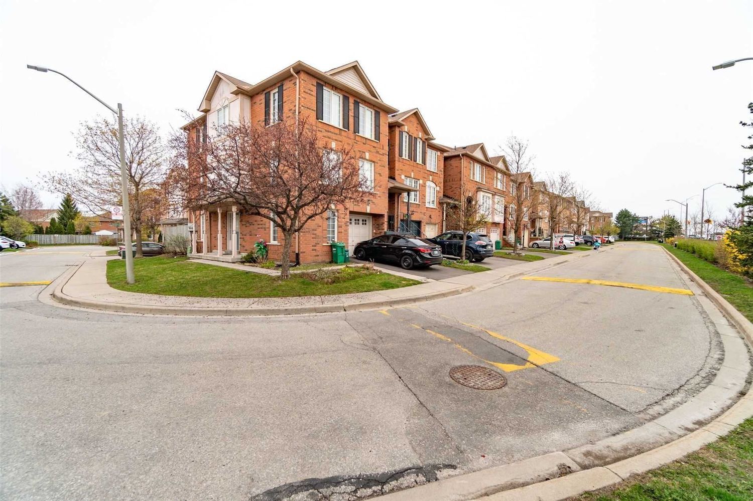 2 Clay Brick Court. 2 Clay Brick Court Townhomes is located in  Brampton, Toronto - image #2 of 2