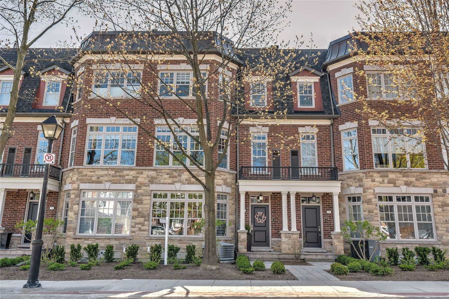 2061 Maria Street. 2061 Maria Street Townhomes is located in  Burlington, Toronto - image #1 of 3