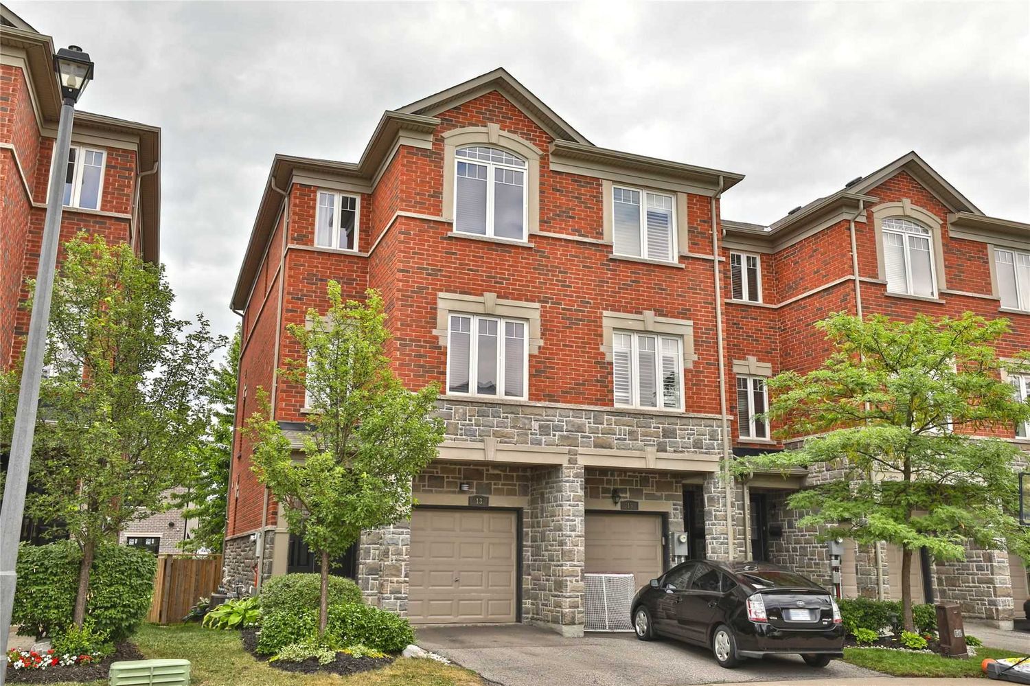 2592-2600 Glengarry Road. 2592-2600 Glengarry Road Townhomes is located in  Mississauga, Toronto - image #1 of 2