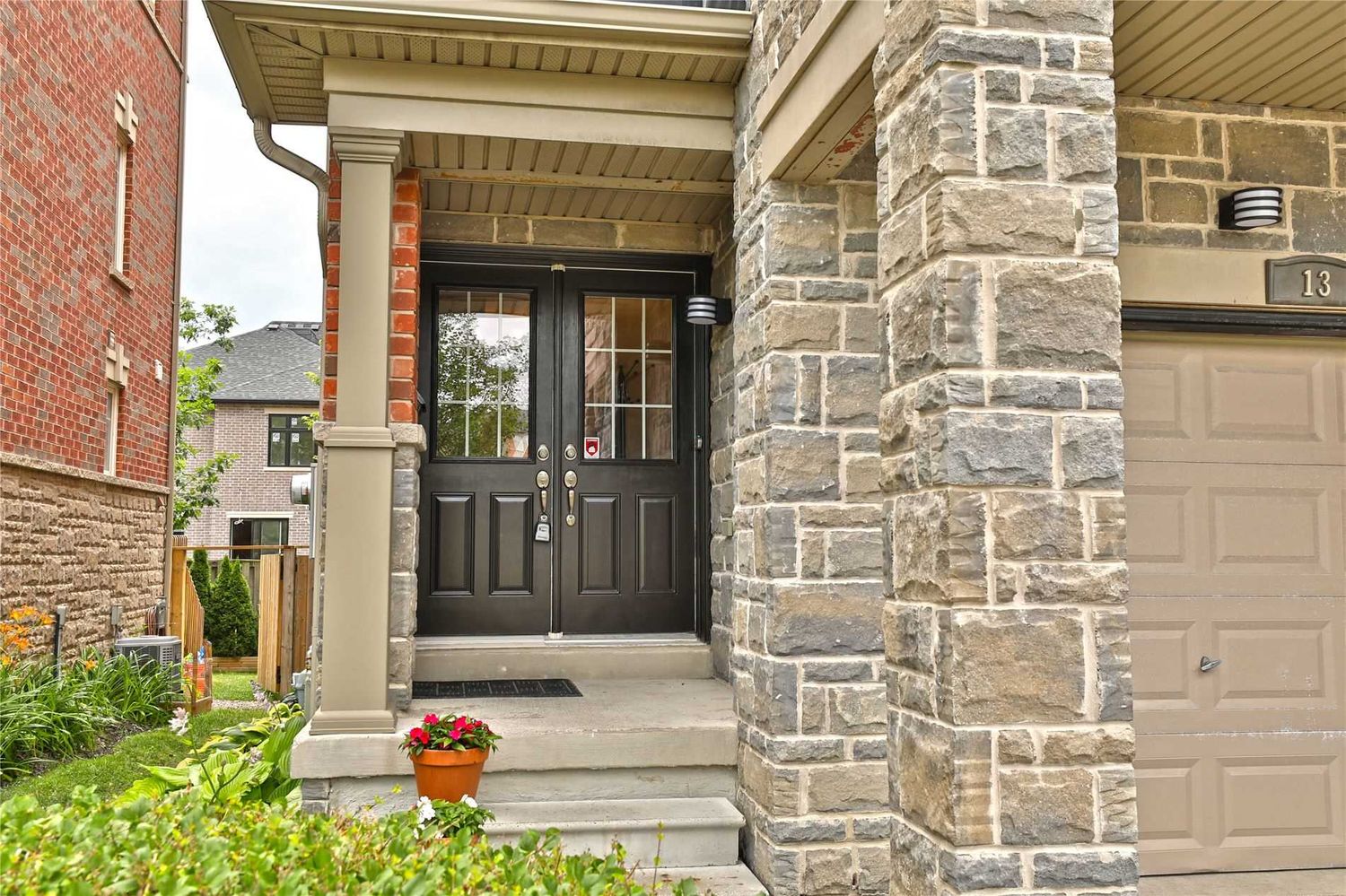 2592-2600 Glengarry Road. 2592-2600 Glengarry Road Townhomes is located in  Mississauga, Toronto - image #2 of 2