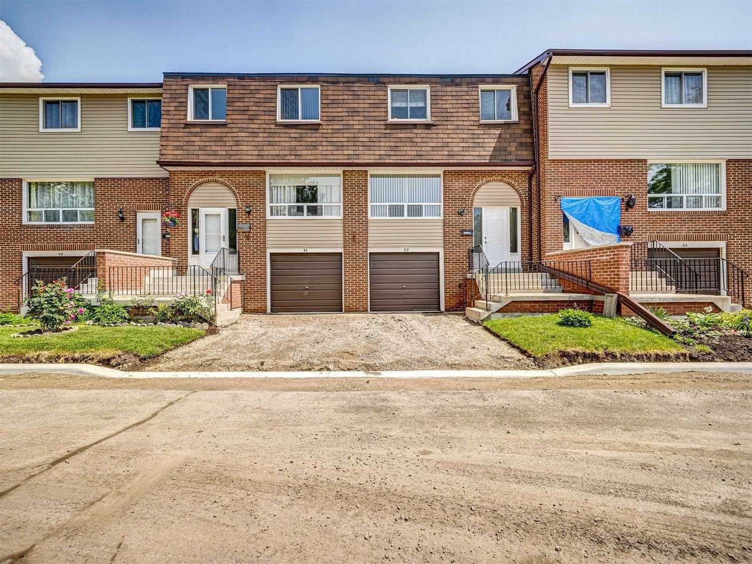 3025 Cedarglen Gate. 3025 Cedarglen Gate Townhomes is located in  Mississauga, Toronto - image #1 of 2