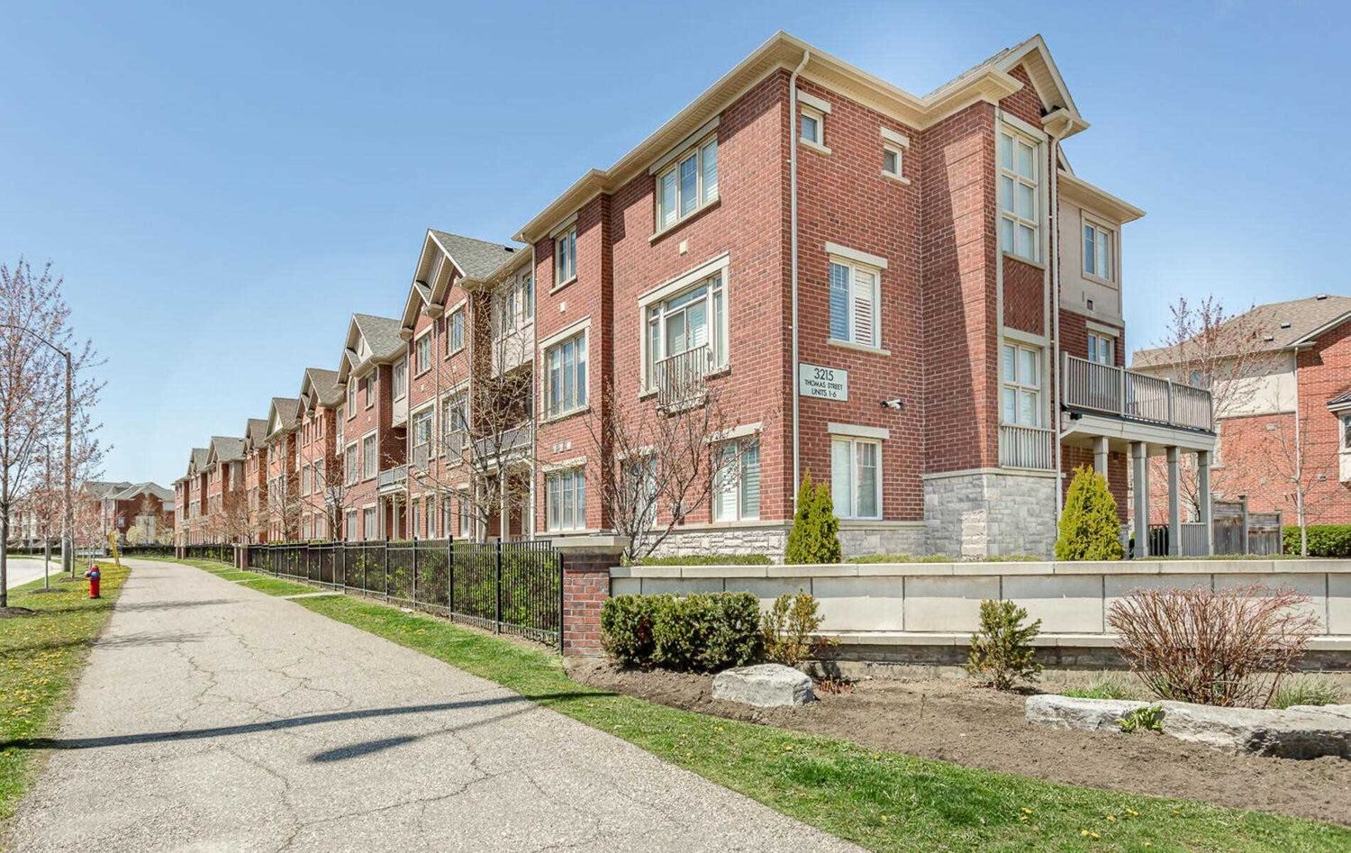 3215 Thomas Street. 3215 Thomas Street Townhomes is located in  Mississauga, Toronto - image #1 of 2