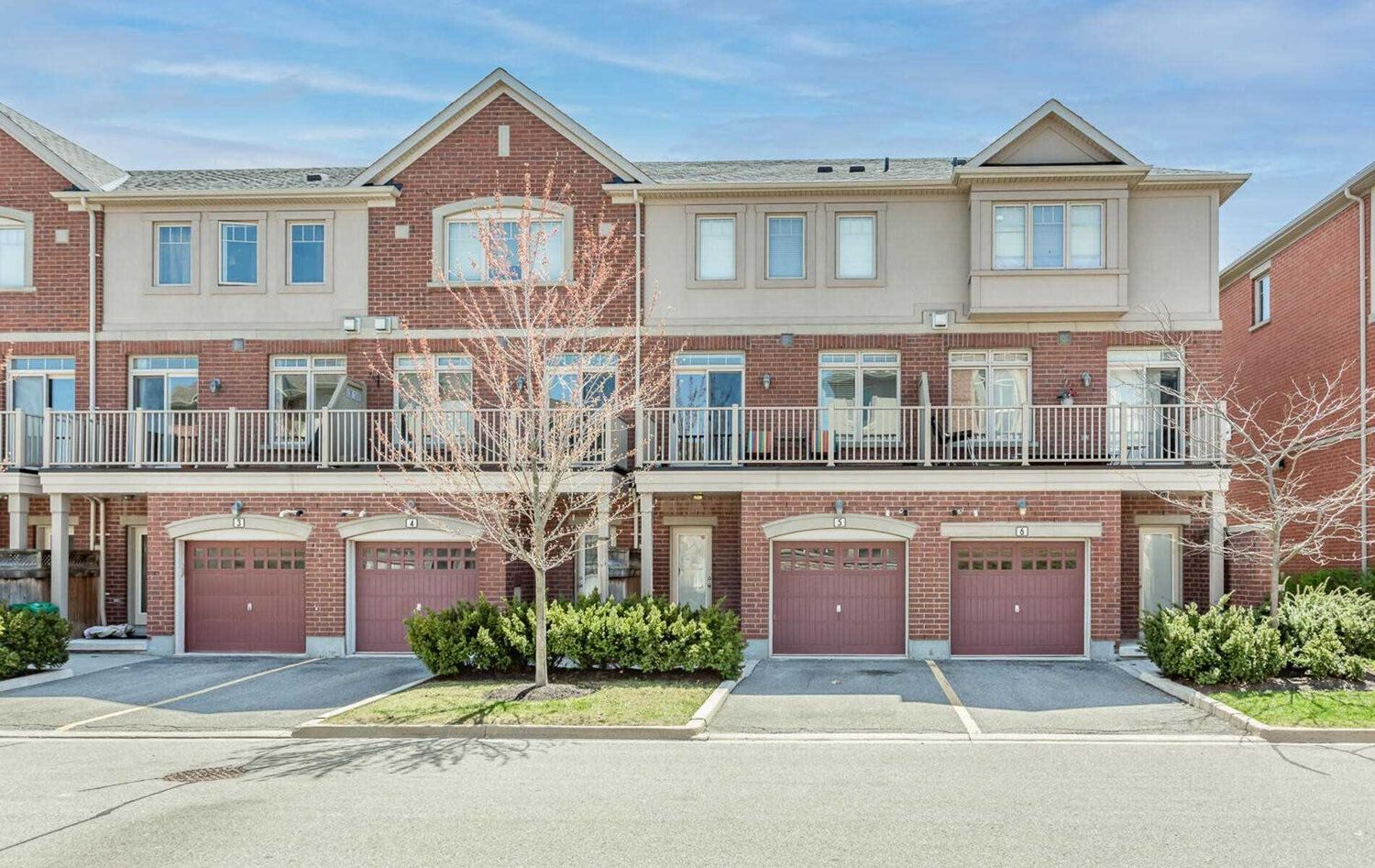 3215 Thomas Street. 3215 Thomas Street Townhomes is located in  Mississauga, Toronto - image #2 of 2