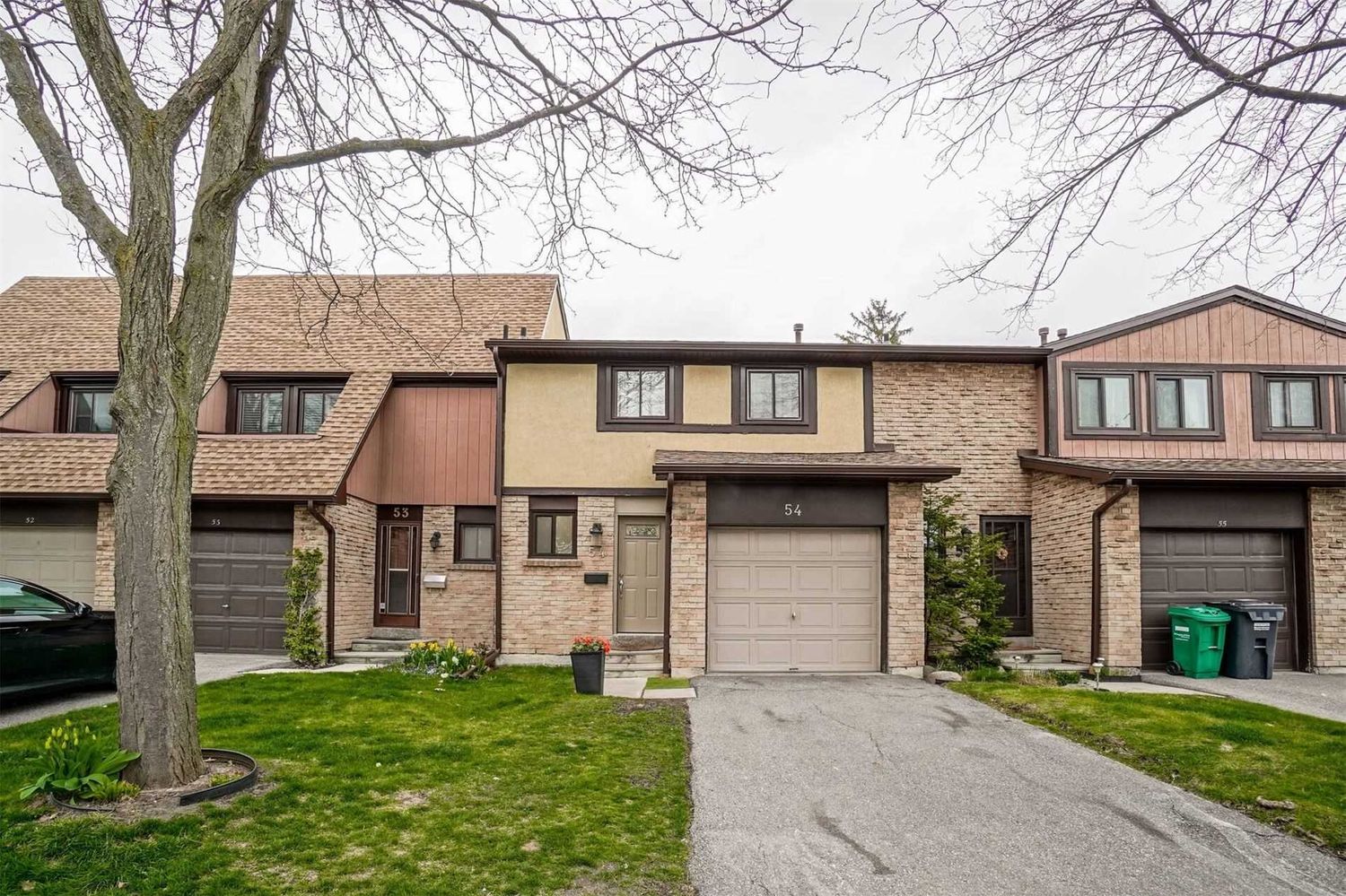 3345 Silverado Drive. 3345 Silverado Drive Townhomes is located in  Mississauga, Toronto - image #1 of 2