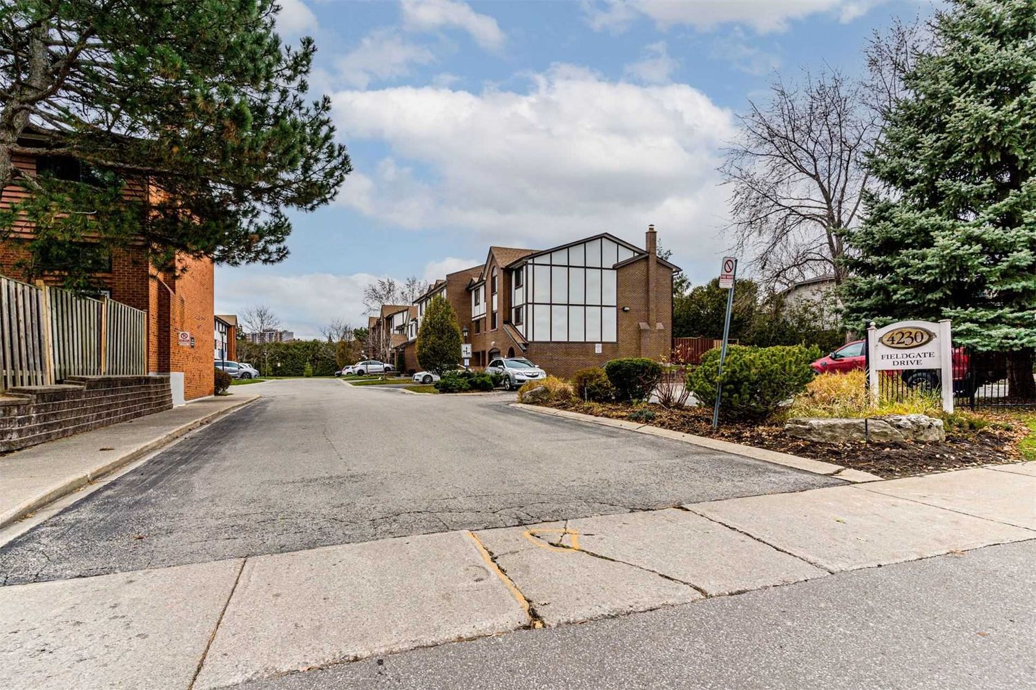 4230 Fieldgate Drive. 4230 Fieldgate Townhomes is located in  Mississauga, Toronto - image #1 of 2