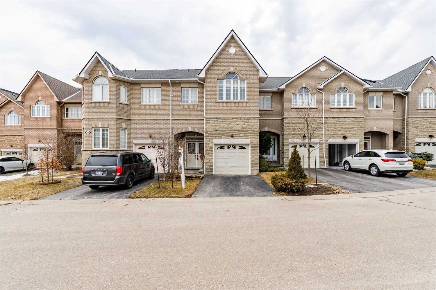 470 Faith Drive. 470 Faith Drive Townhomes is located in  Mississauga, Toronto - image #1 of 2