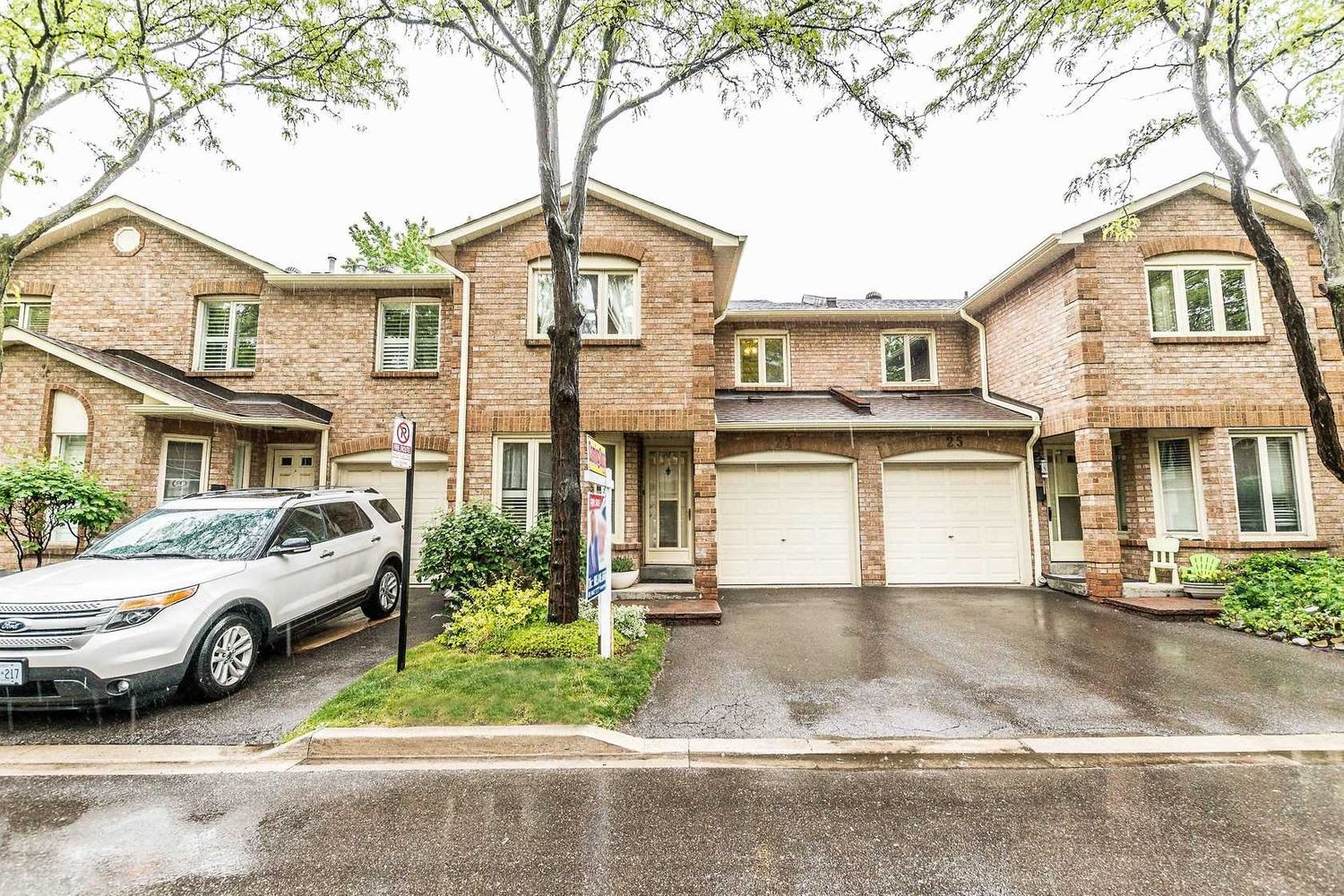 5020 Delaware Drive. 5020 Delaware Drive Townhomes is located in  Mississauga, Toronto - image #1 of 2