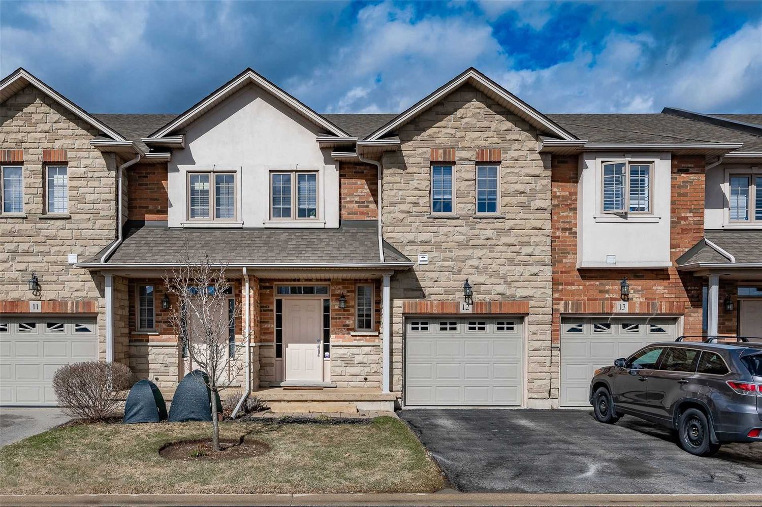 5151 Upper Middle Road. 5151 Upper Middle Road Townhomes is located in  Burlington, Toronto - image #1 of 2