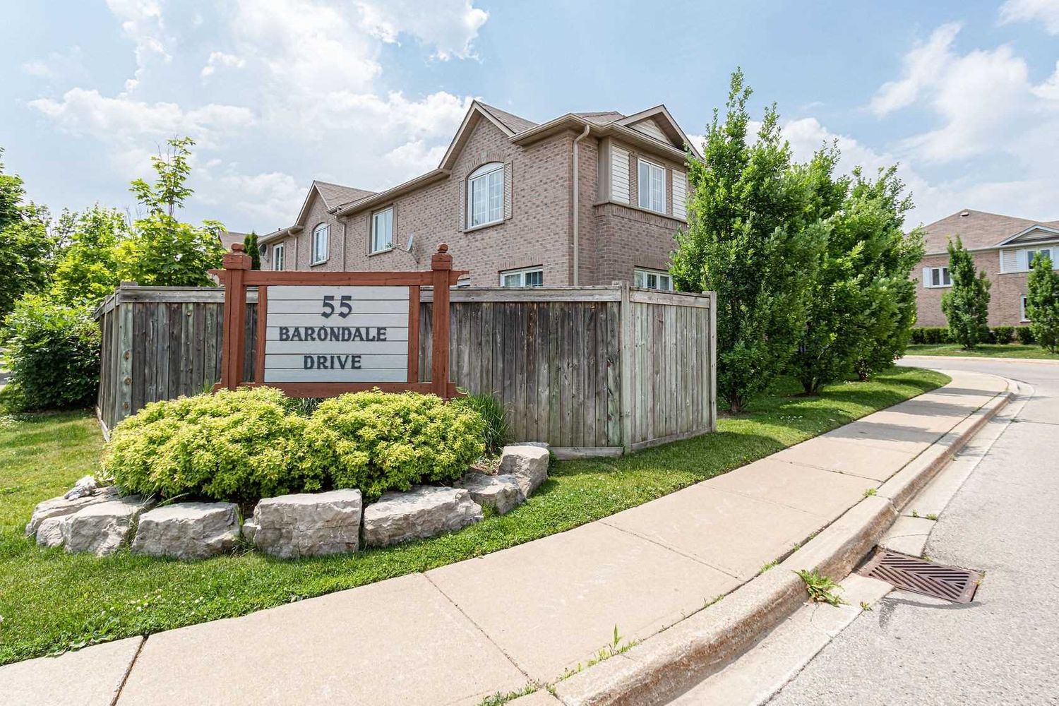 55 Barondale Drive. 55 Barondale Drive Townhomes is located in  Mississauga, Toronto - image #1 of 2
