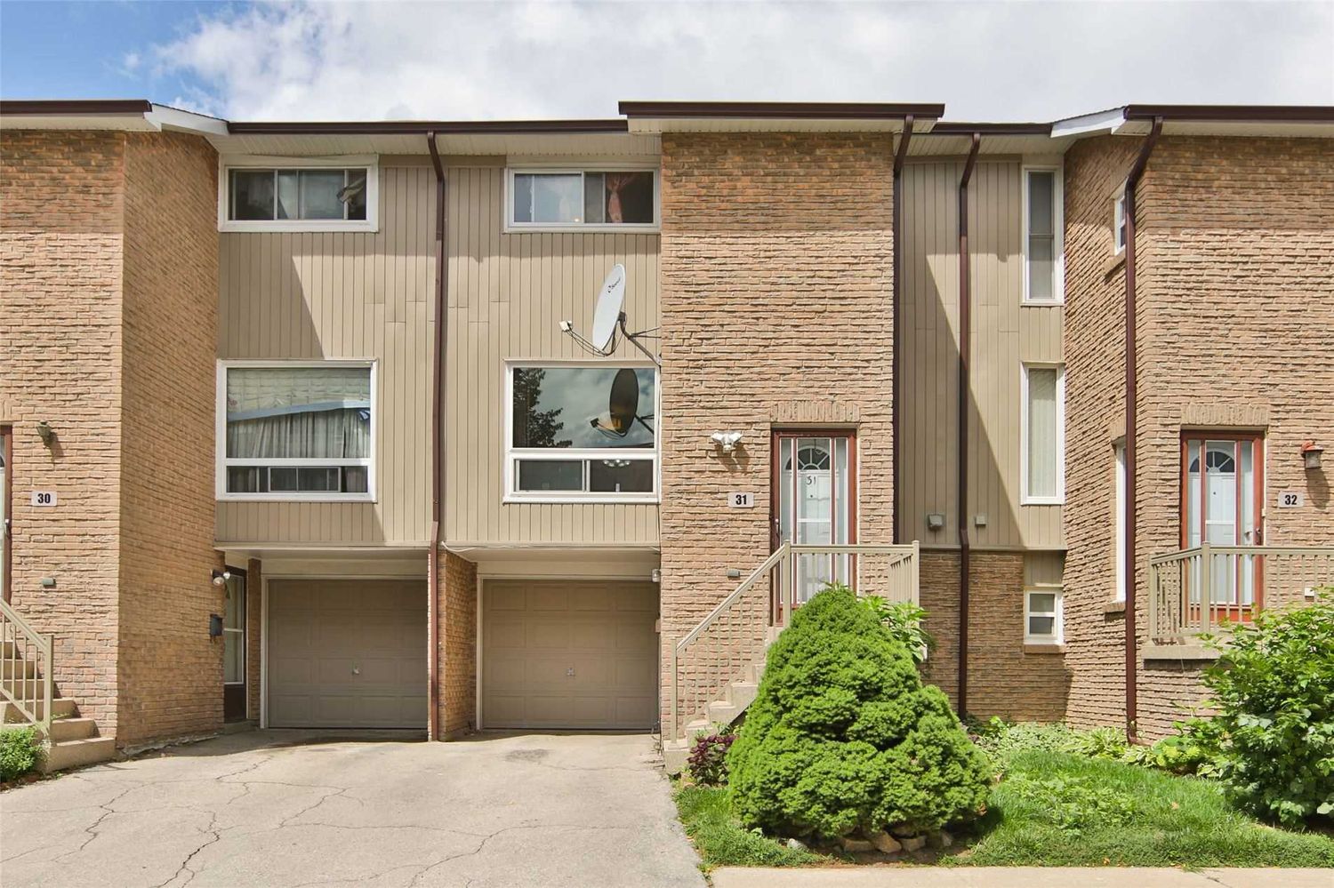 640 Rathburn Road E. 640 Rathburn Road East Townhomes is located in  Mississauga, Toronto - image #1 of 2