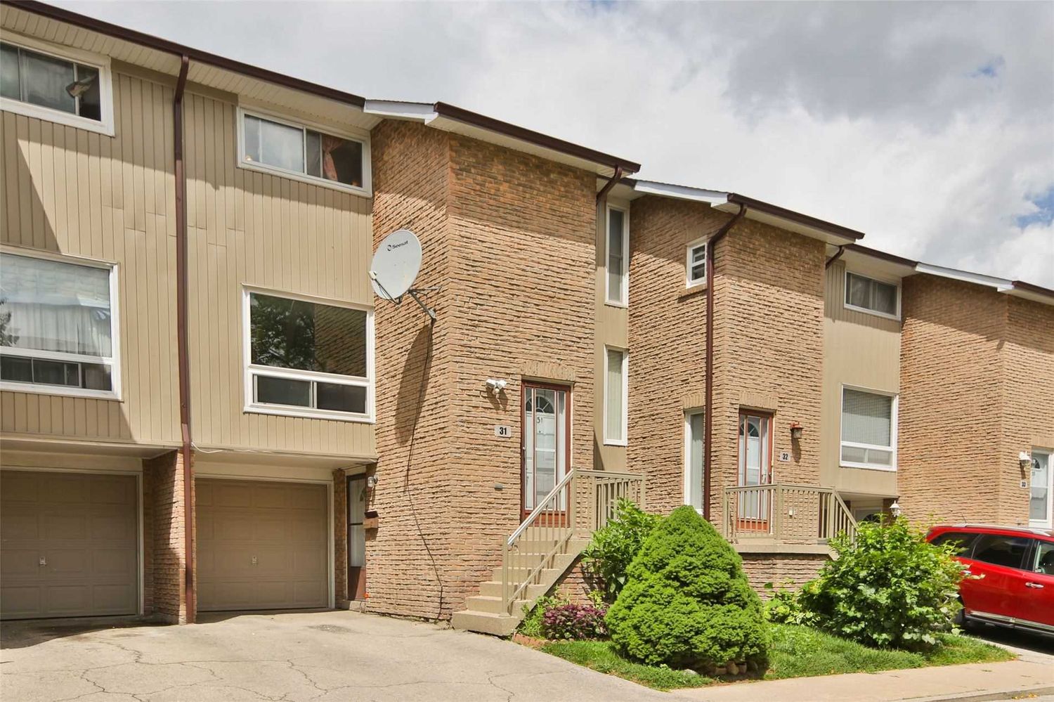 640 Rathburn Road E. 640 Rathburn Road East Townhomes is located in  Mississauga, Toronto - image #2 of 2