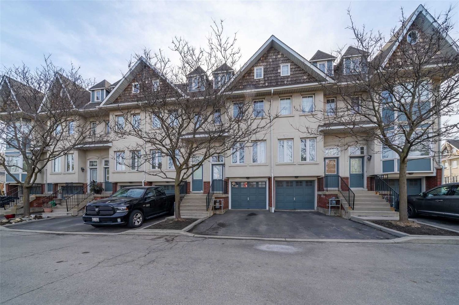 800 Dundas Street W. 800 Dundas Street West Townhomes is located in  Mississauga, Toronto - image #1 of 2
