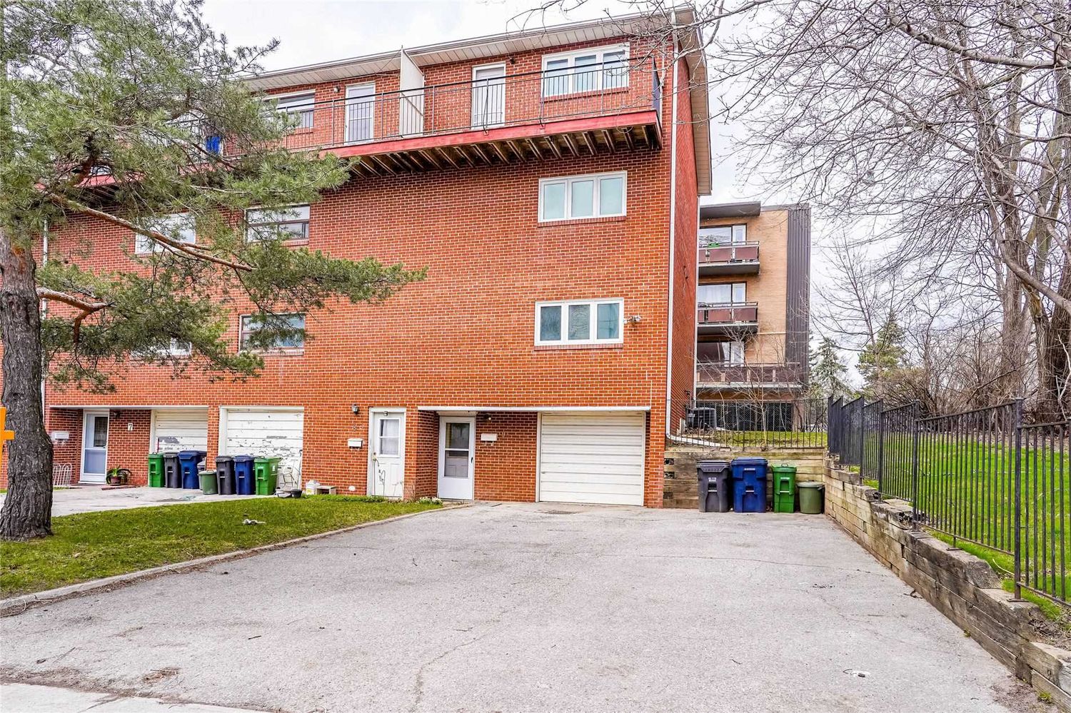 811 Kennedy Road. 811 Kennedy Road Townhomes is located in  Scarborough, Toronto - image #1 of 2